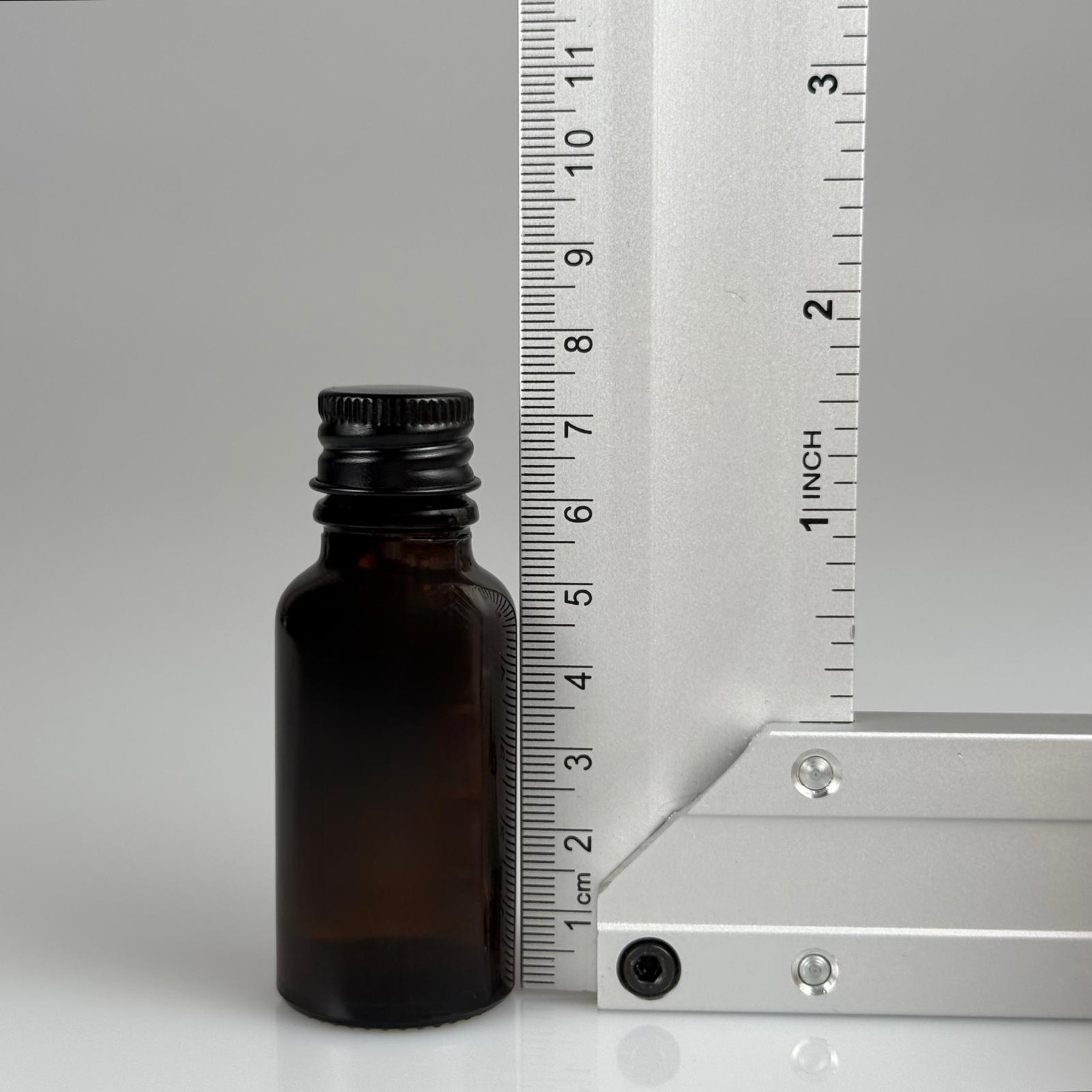 20 CC AMBER CAM ŞİŞE + KÖPÜK CONTALI SİYAH ALÜMİNYUM METAL KAPAKLI + KÖR TIPALI TAKIM - 20 ML KAHVERENGİ CAM ŞİŞE