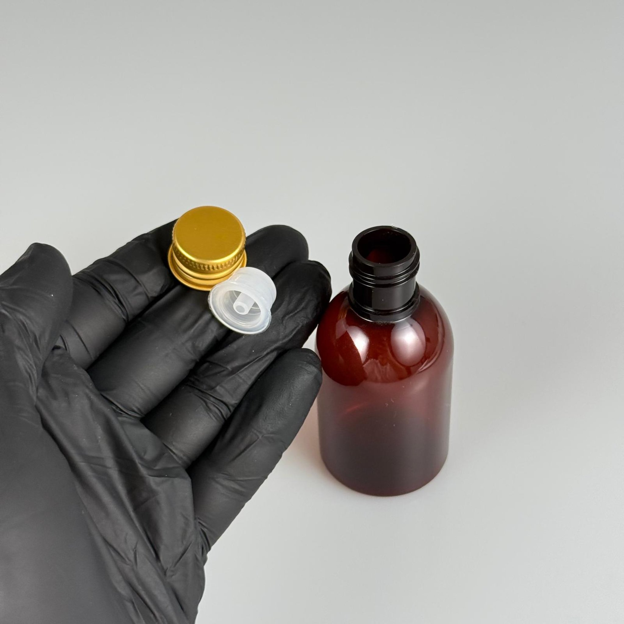 50  CC AMBER PET ŞİŞE + KÖPÜK CONTALI GOLD ALÜMİNYUM METAL KAPAKLI + DAMLALIKLI KOLONYA TIPALI TAKIM - 50 ML KAHVERENGİ PLASTİK ŞİŞE