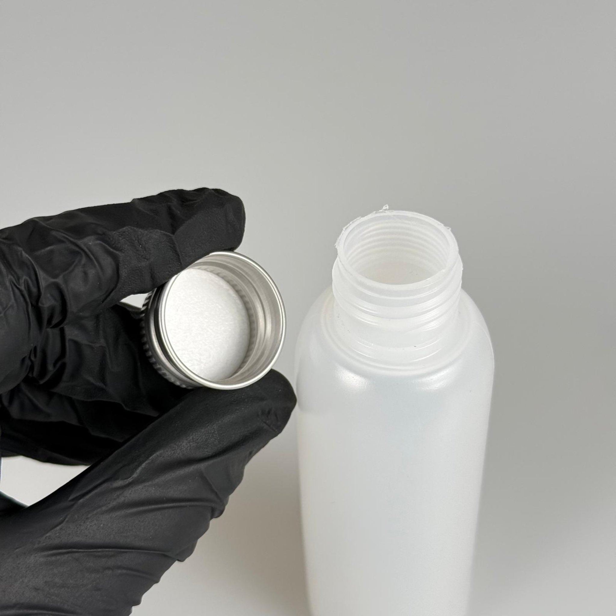 100 ML SIKILABİLİR YUMUŞAK PE POLİETİLEN PLASTİK ASETON ŞİŞESİ ( 24 AĞIZ ) + KÖPÜK CONTALI GÜMÜŞ METAL ALÜMİNYUM KAPAKLI TAKIM - 100 cc sos, yağ, kartuş, mürekkep vb için boş şişeler