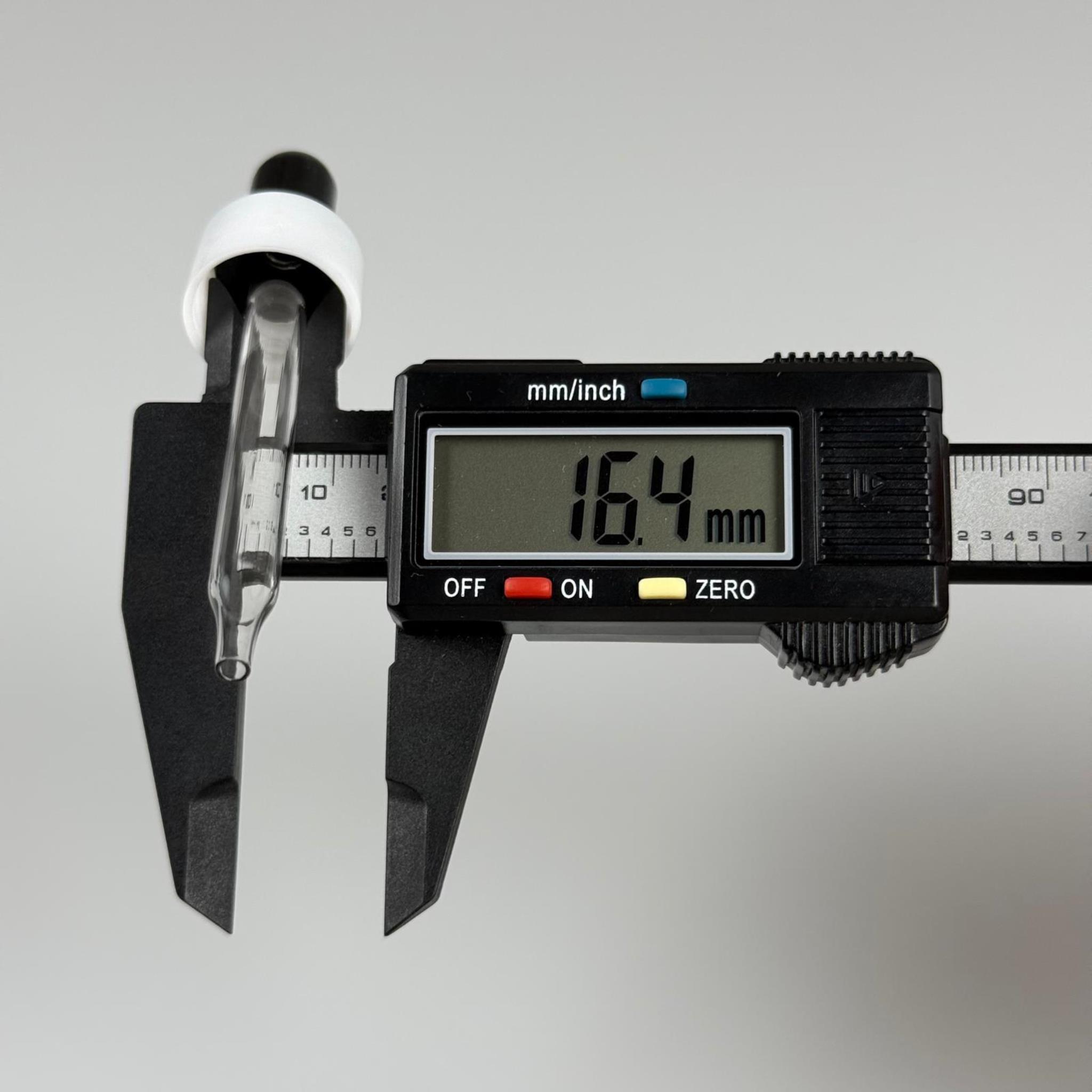 18 MM CAM DAMLALIKLI TAKIM - SİYAH EMZİK +  DELİKLİ PLASTİK DÜZ BEYAZ KAPAK + 76 MM SİVRİ ( UCU İNCE ) CAM PİPET