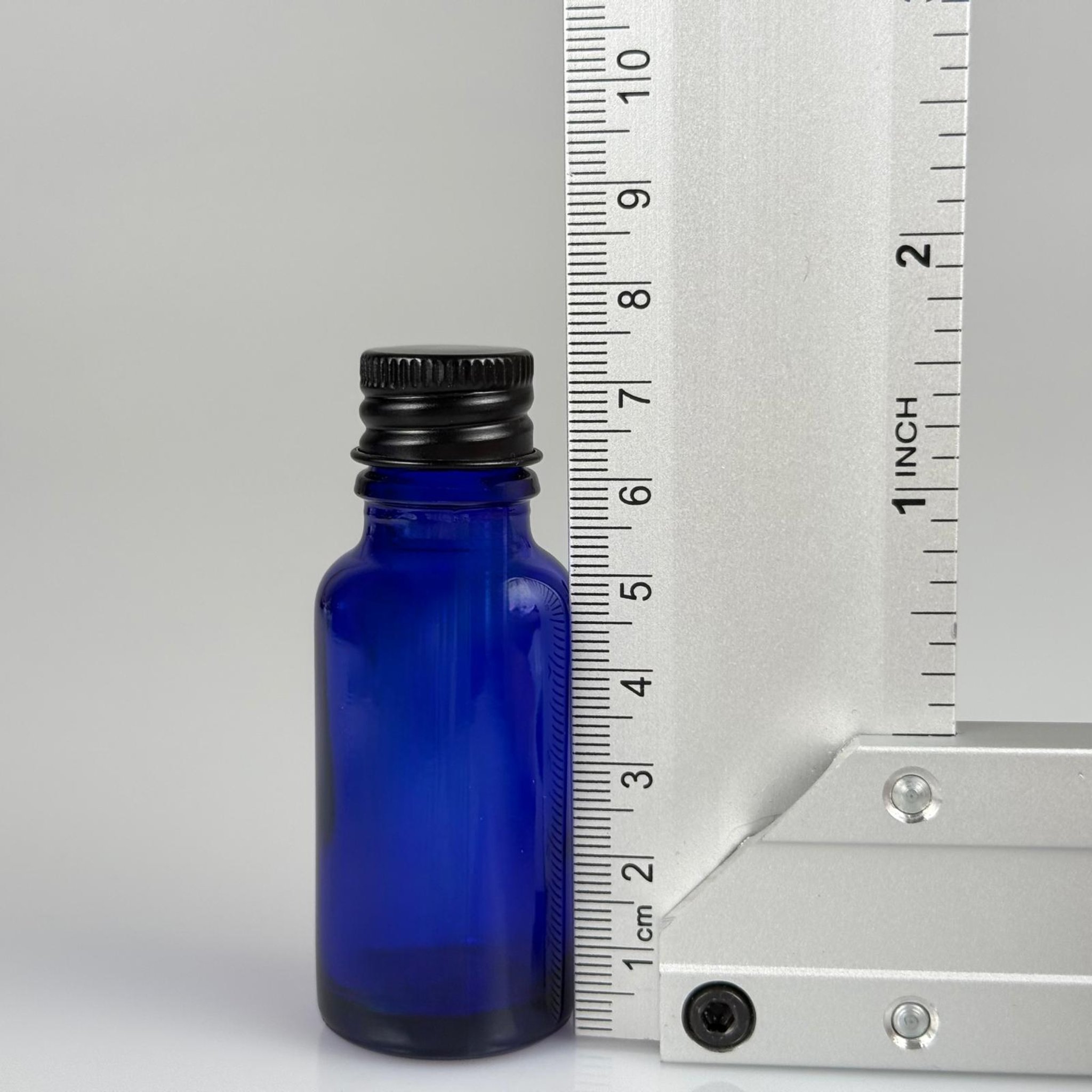 20 CC MAVİ CAM ŞİŞE + KÖPÜK CONTALI SİYAH ALÜMİNYUM METAL KAPAKLI + KÖR TIPALI TAKIM - 20 ML MAVİ CAM ŞİŞE