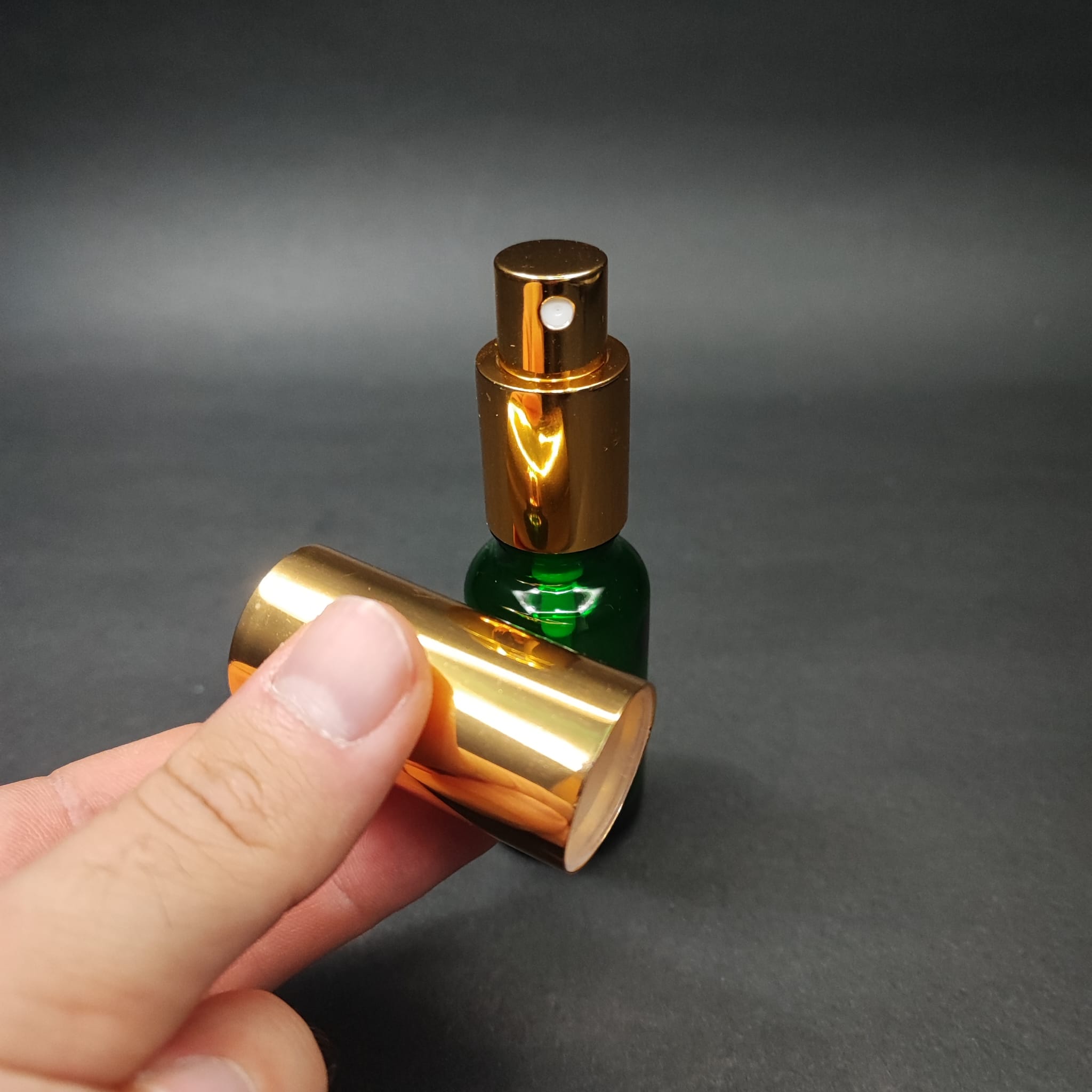 20 ML LÜKS VİDALI VALF ÇEVİRME PARFÜM ŞİŞELERİ - 20 CC YEŞİL CAM ŞİŞE - GOLD METAL SPREYLİ KAPAKLI SET