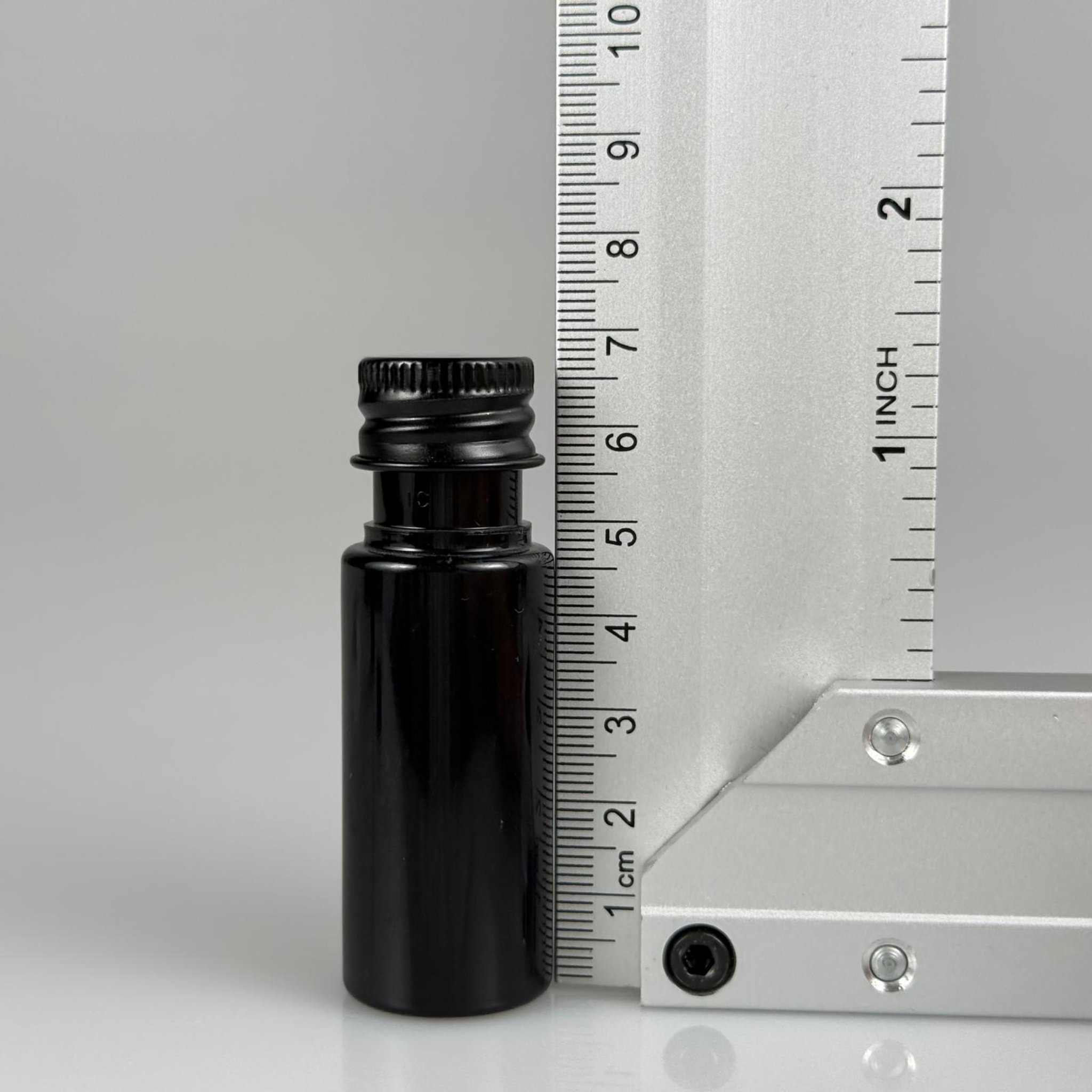 15 CC SİYAH SİLİNDİR PET ŞİŞE + KÖPÜK CONTALI SİYAH ALÜMİNYUM METAL KAPAKLI + DAMLALIKLI KOLONYA TIPALI TAKIML - 15 ML SİYAH PET ŞİŞE