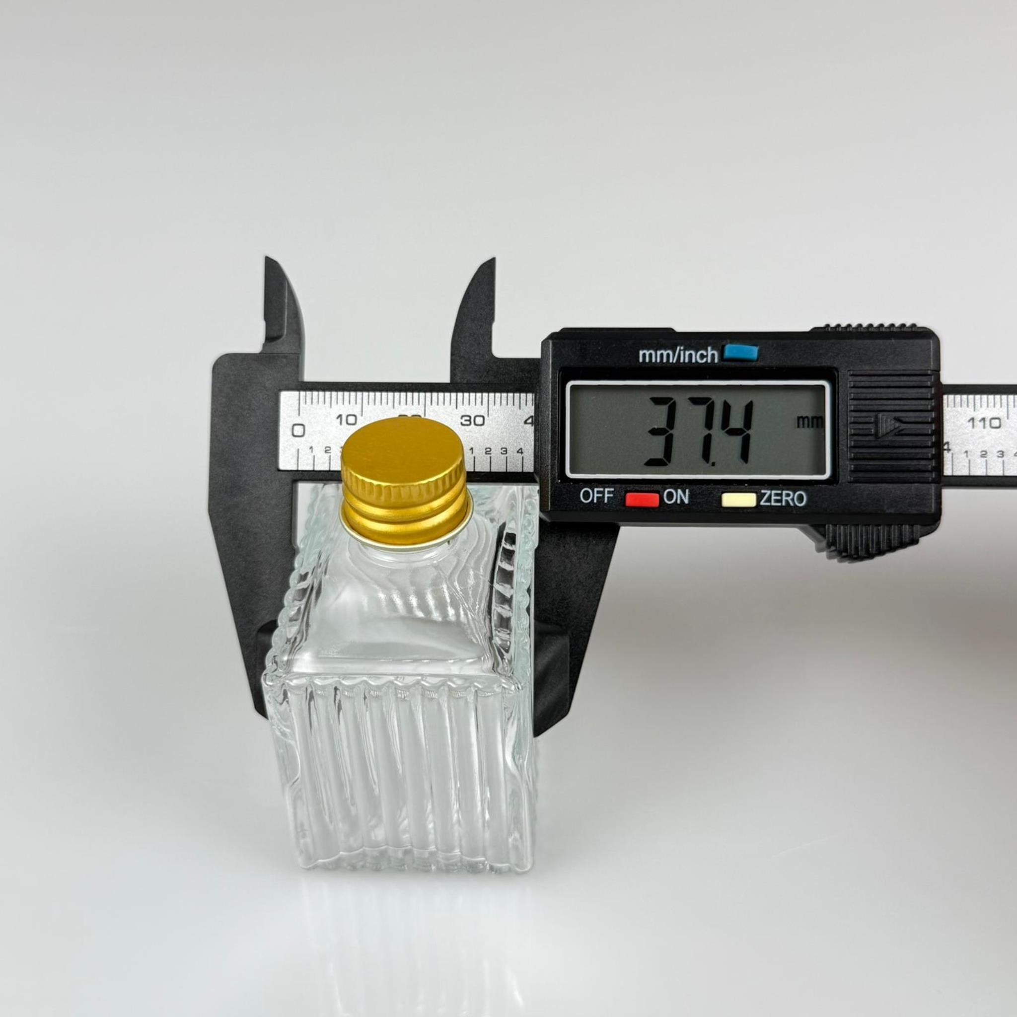 50 CC KÖŞELİ DESENLİ ÇİZGİLİ CAM ŞİŞE - GOLD METAL KAPAKLI KOLONYA TIPALI - 50 ML PRESTİJLİ ŞİŞE