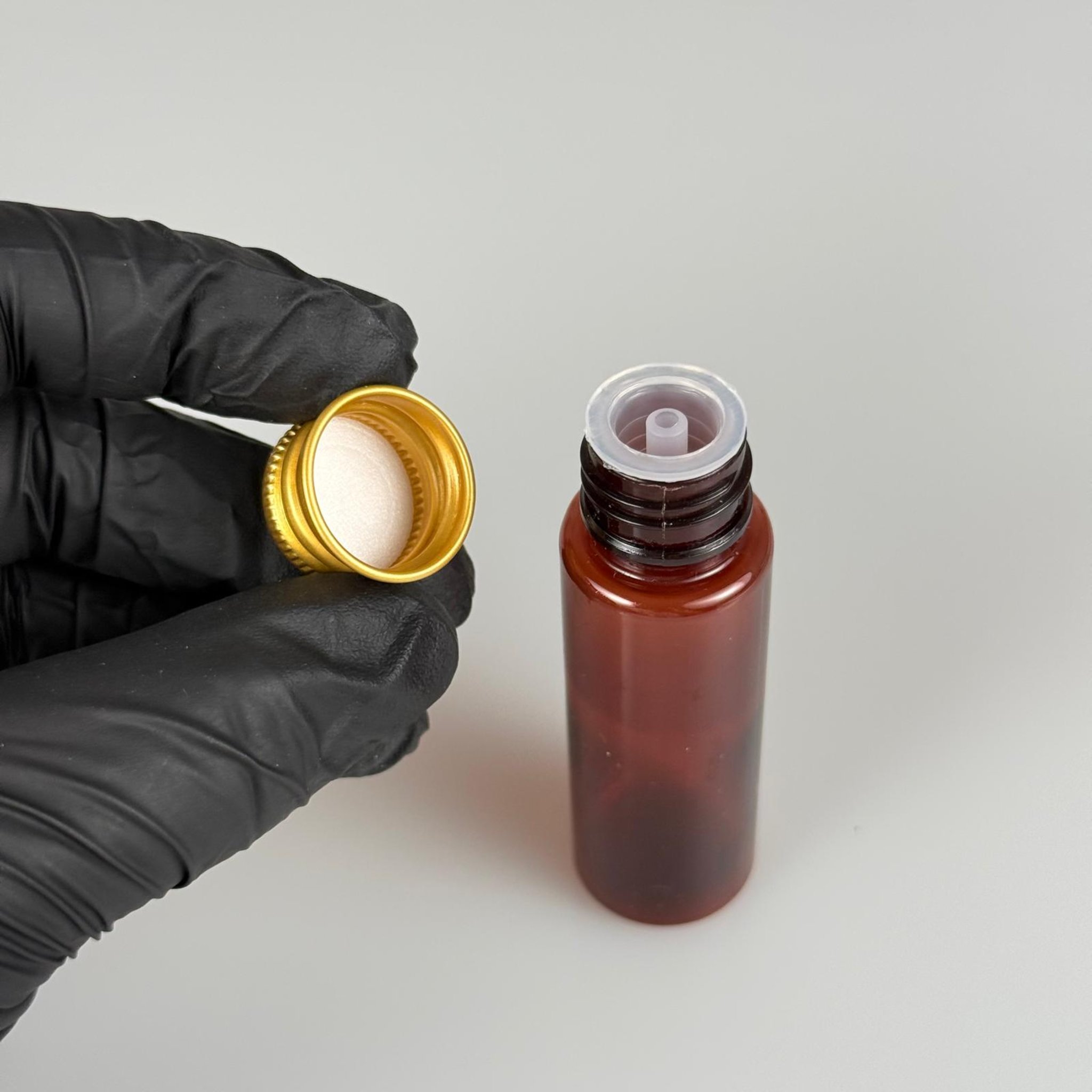20 CC PET AMBER SHOT ŞİŞE - KÖPÜK CONTALI GOLD ALÜMİNYUM METAL KAPAKLI + DAMLALIKLI KOLONYA TIPALI TAKIM - 20 ML KAHVERENGİ PLASTİK ŞİŞE