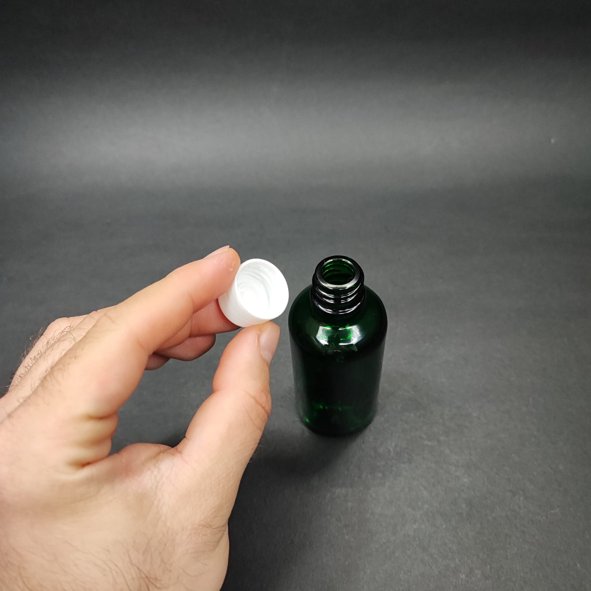 50 CC YEŞİL CAM ŞİŞE + KENDİNDEN CONTALI SIZDIRMAZ BEYAZ KAPAK - 50 ML KAPAKLI CAM ŞİŞE