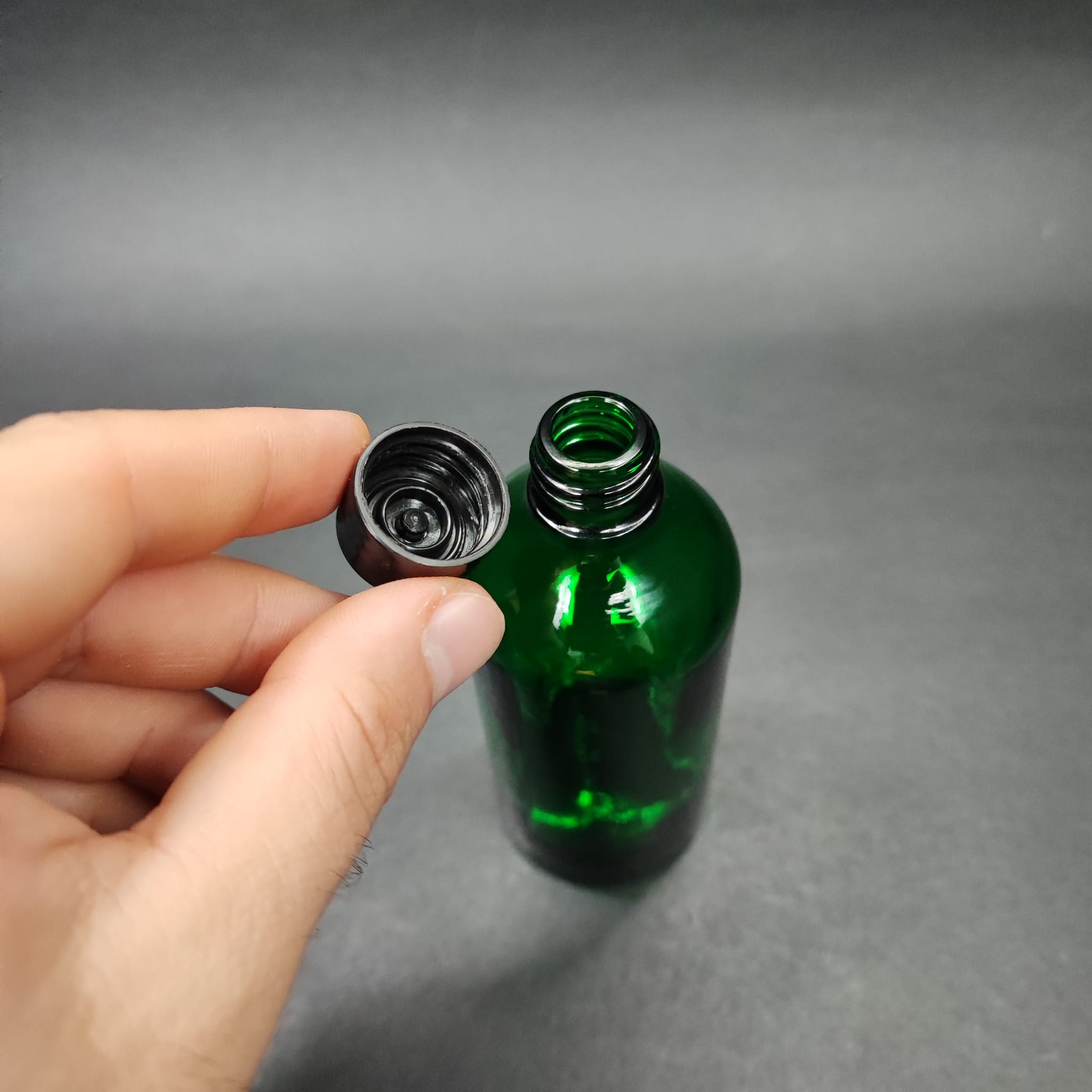 100 CC YEŞİL CAM ŞİŞE + KENDİNDEN CONTALI SIZDIRMAZ SİYAH KAPAK - 100 ML KAPAKLI CAM ŞİŞE