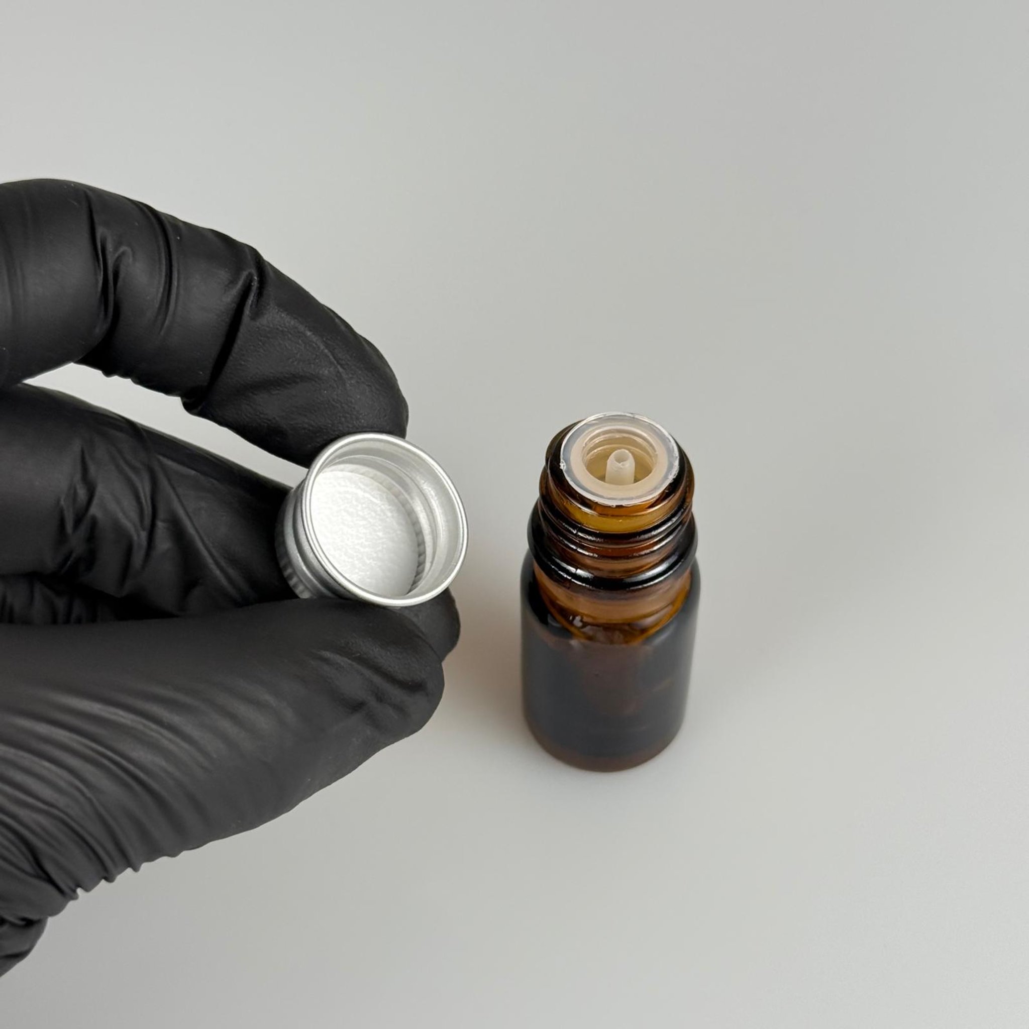 5 CC AMBER CAM ŞİŞE + KÖPÜK CONTALI GÜMÜŞ ALÜMİNYUM METAL KAPAKLI + DAMLALIKLI KOLONYA TIPALI TAKIM - 5 ML KAHVERENGİ CAM ŞİŞE