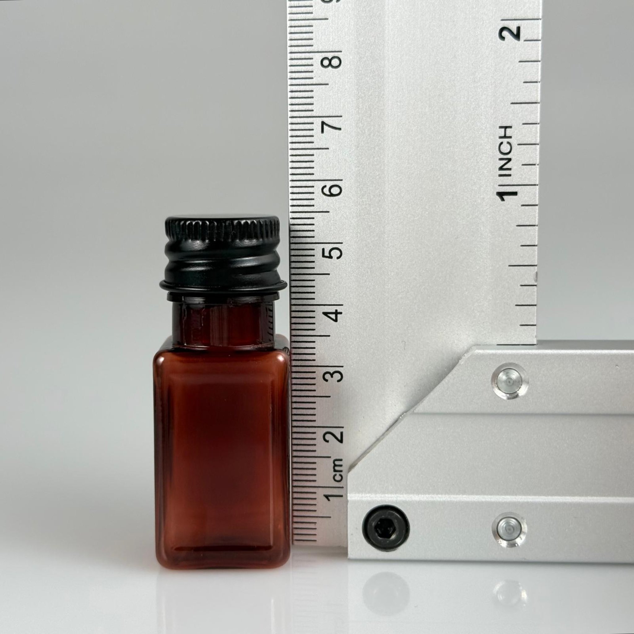 10 CC AMBER KARE PET SHOT ŞİŞE - KÖPÜK CONTALI SİYAH ALÜMİNYUM METAL KAPAKLI + DAMLALIKLI KOLONYA TIPALI TAKIM - 10 ML KAHVERENGİ PLASTİK ŞİŞE