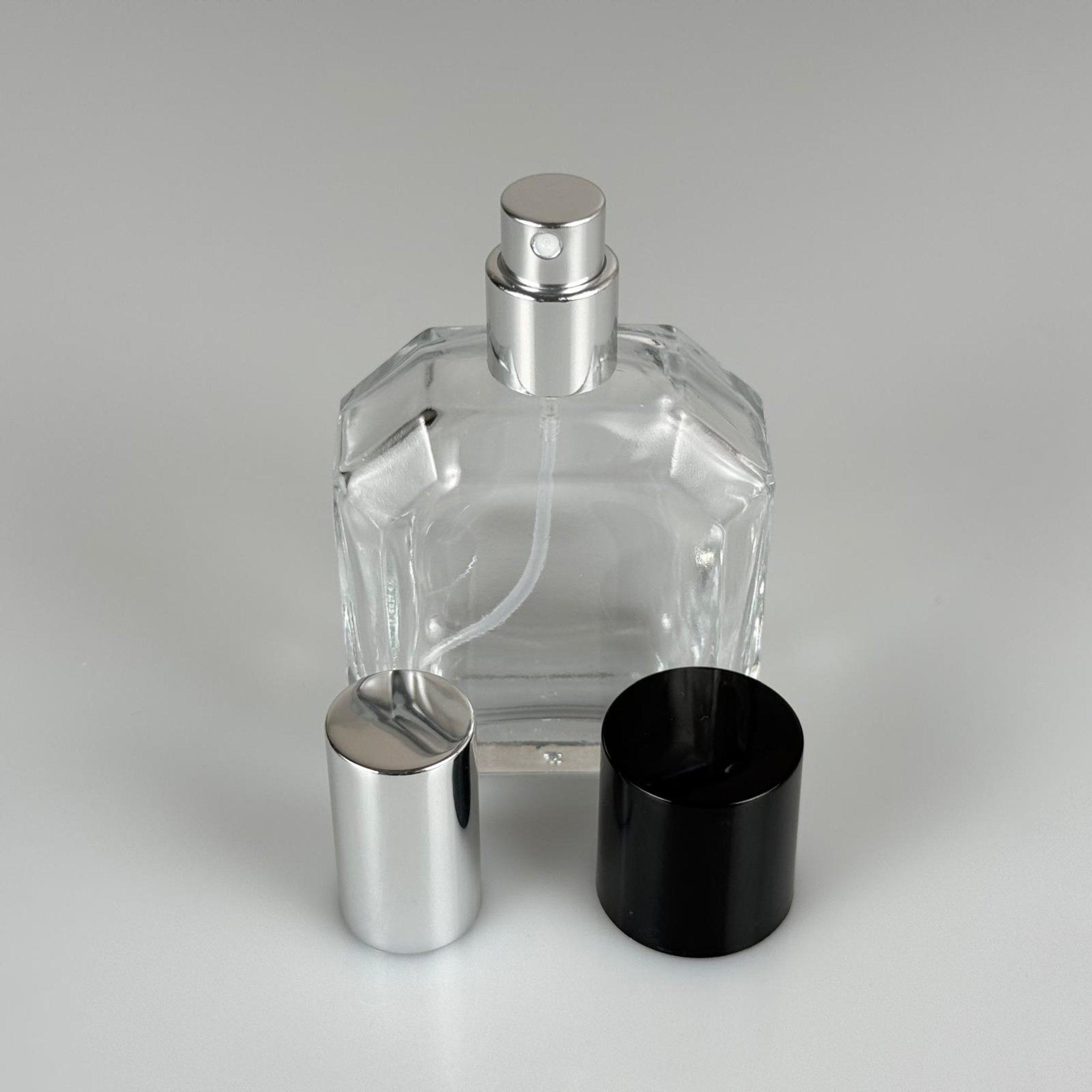 50 ML KAZABLANKA MODEL KÖŞELİ PARFÜM ŞİŞESİ + GÜMÜŞ METALE METAL SPREY + SİYAH POLO KAPAKLI SET (AĞIZ 13 MM VİDALI) TEKRAR DOLDURULABİLİR