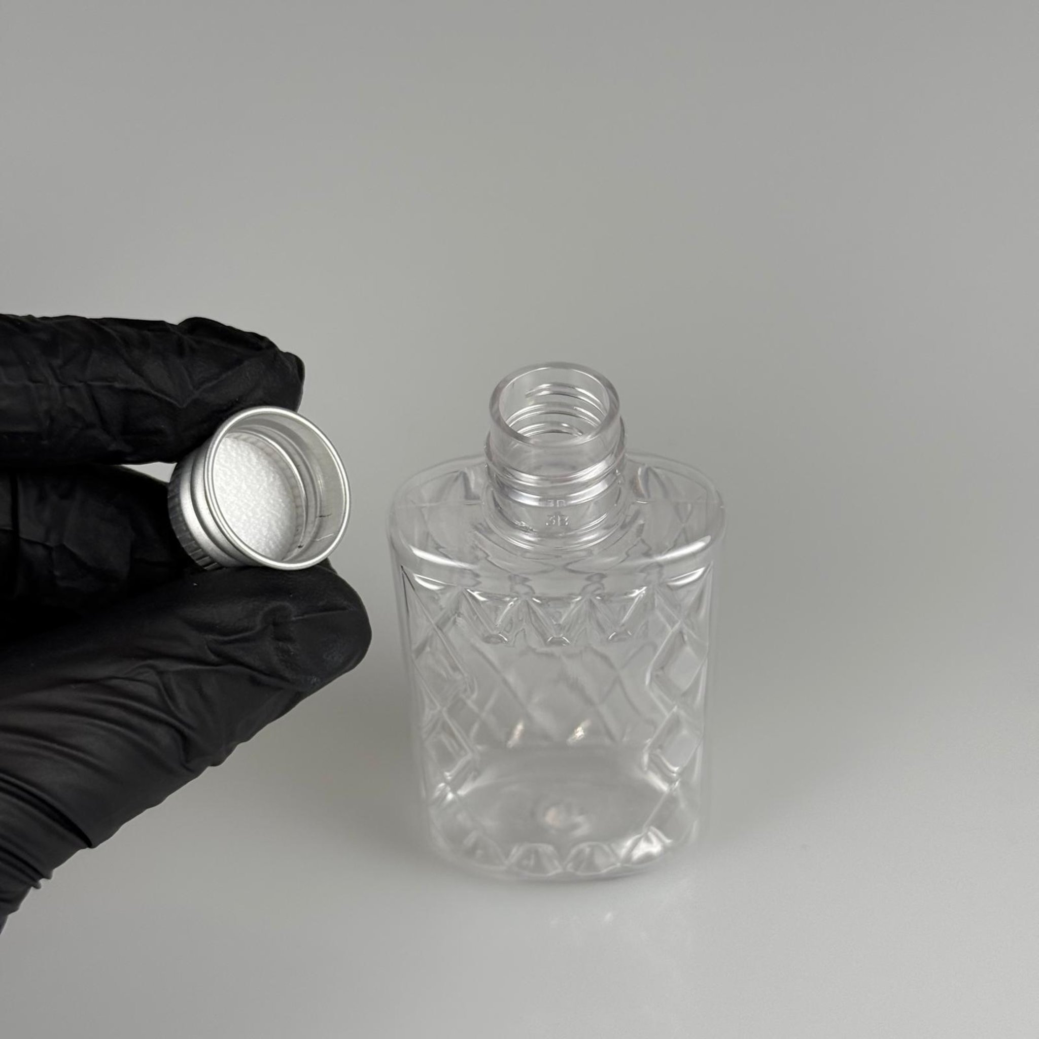50 CC KÖŞELİ ŞEFFAF PET ŞİŞE + KÖPÜK CONTALI GÜMÜŞ ALÜMİNYUM METAL KAPAKLI TAKIM - 50 ML PET ŞİŞE