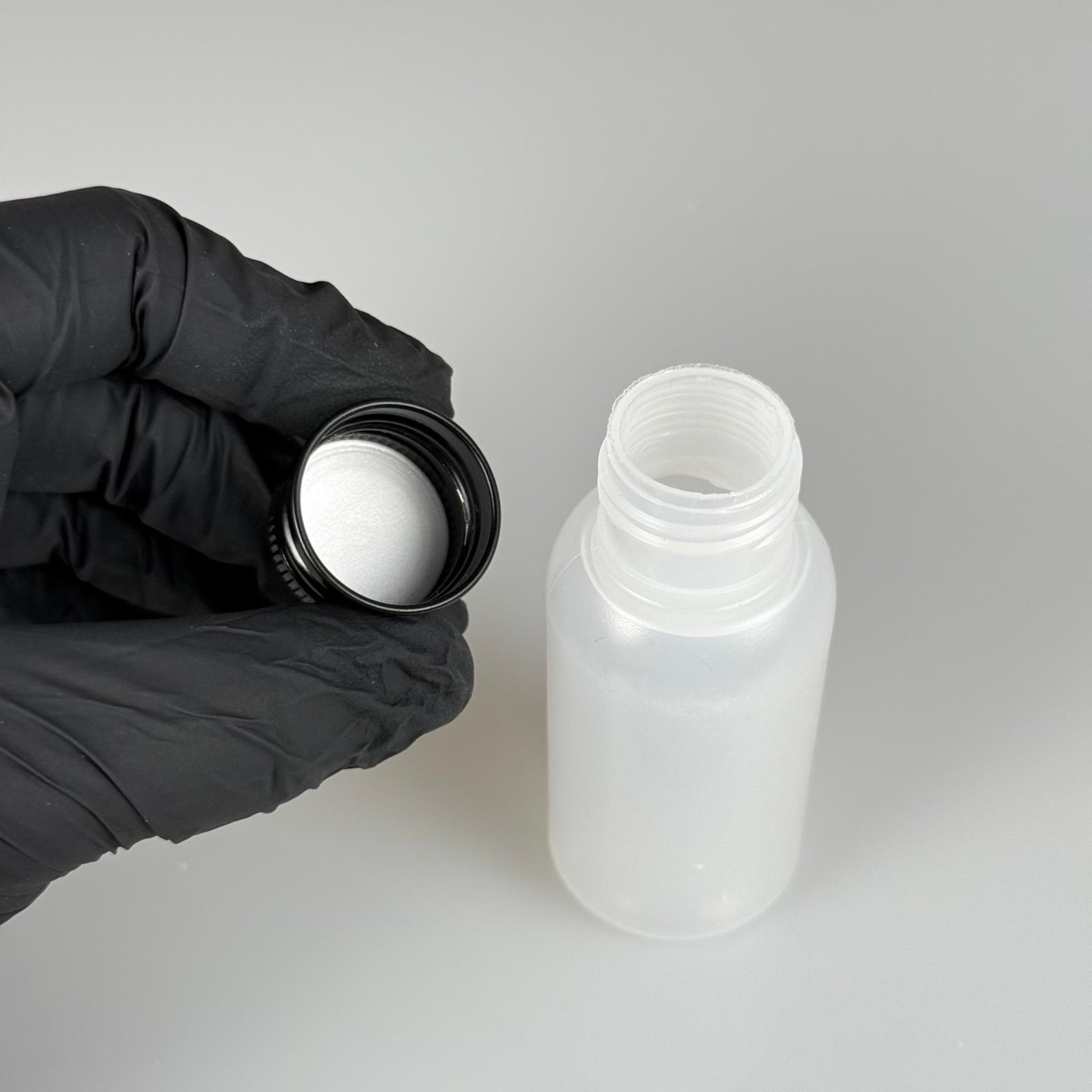 50 ML SIKILABİLİR YUMUŞAK POLİETİLEN PE PLASTİK ASETON ŞİŞESİ ( 24 AĞIZ ) + KÖPÜK CONTALI SİYAH METAL ALÜMİNYUM KAPAK TAKIM - 50 cc sos, yağ, kartuş, mürekkep vb için boş şişeler