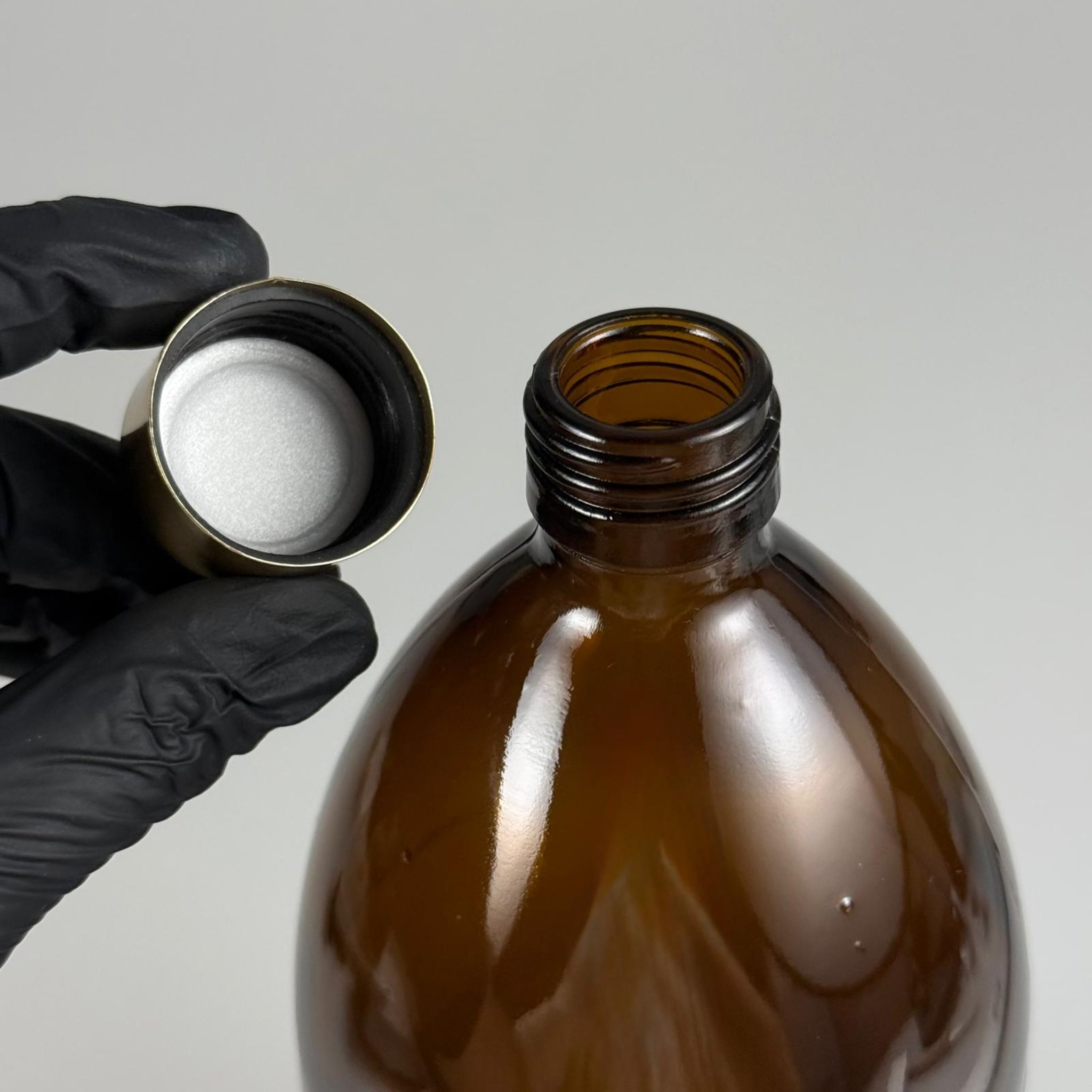 1000 CC AMBER CAM ŞİŞE + ALÜMİNYUM KAPLAMALI GOLD KAPAKLI TAKIM - 1000 ML KAHVERENGİ CAM ŞİŞE