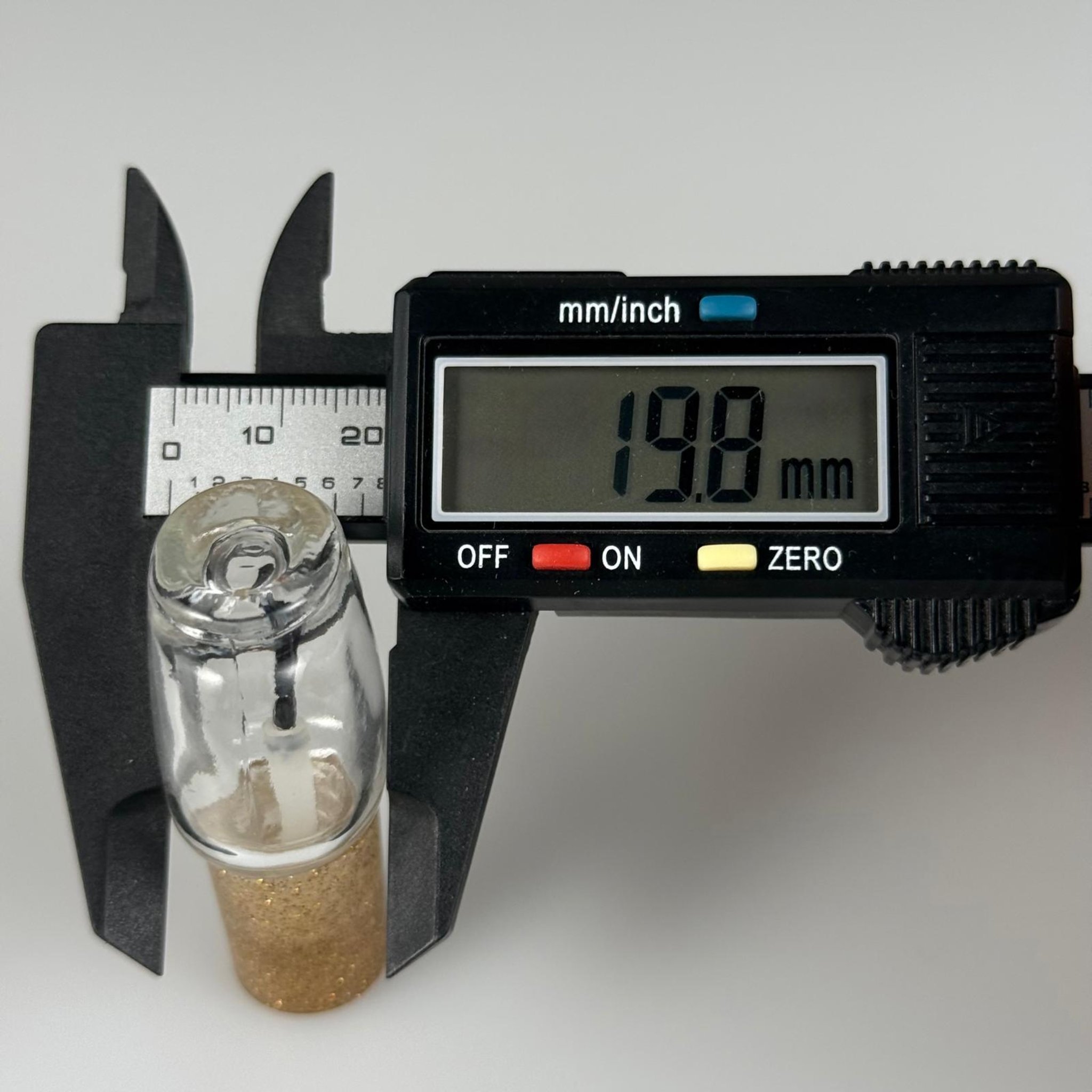 6 CC FIRÇALI CAM ŞİŞE - ŞEFFAF - 6 ML GOLD KAPAKLI FIRÇALI CAM ŞİŞE - CAM OJE ŞİŞESİ FIRÇALI BEYAZ KAPAKLI TAKIM - BOŞ OJE ŞİŞESİ, FIRÇALI ŞİŞE, OTOMOTİV VE MOBİLYA İÇİN RÖTÜŞ BOYA ŞİŞESİ VB. ÇOK AMAÇLI FIRÇALI ŞİŞE