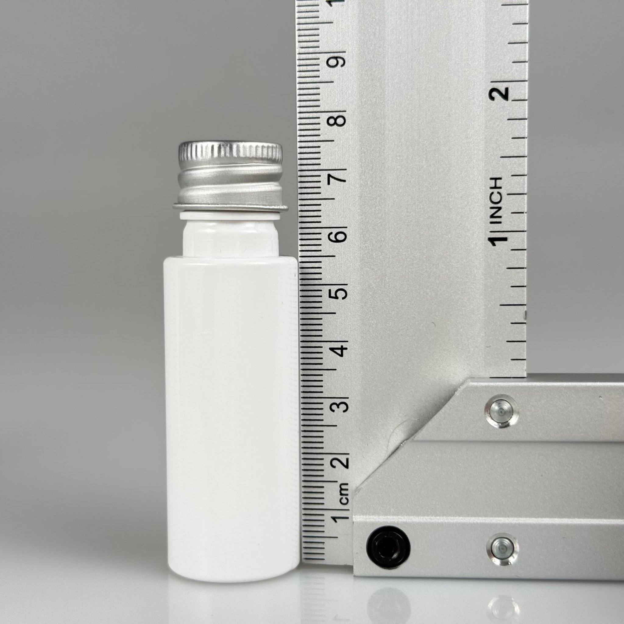 20 CC BEYAZ PET ŞİŞE + KÖPÜK CONTALI GÜMÜŞ ALÜMİNYUM METAL KAPAKLI + DAMLALIKLI KOLONYA TIPALI TAKIM - 20 ML PLASTİK ŞİŞE
