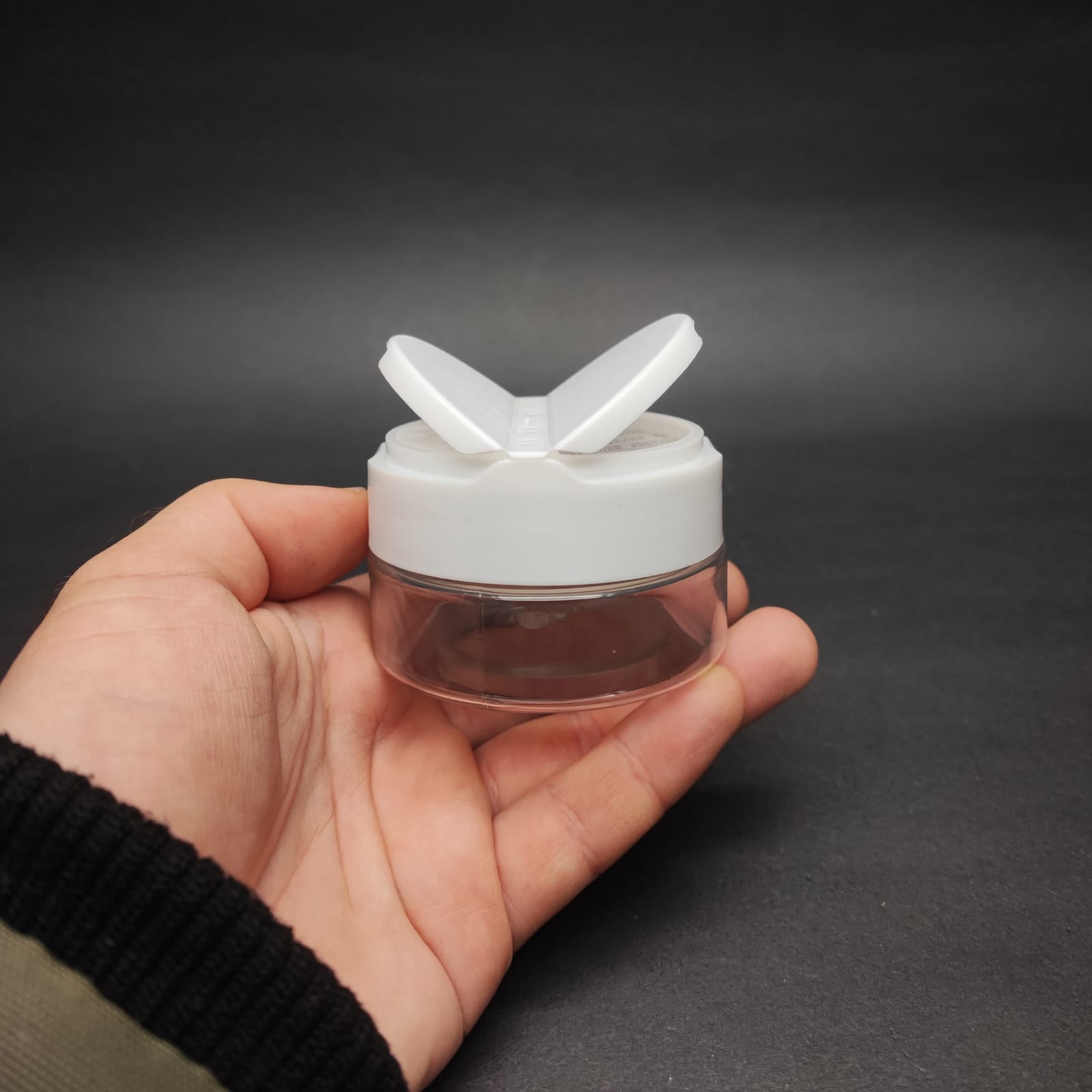 50 CC PET BAHARAT KAVANOZU - BEYAZ FLİPTOP BAHARAT KAPAKLI + SIZDIRMAZ KENDİNDEN YAPIŞKANLI KÖPÜK CONTALI - toz kavanozu , baharat ambalajı , boş pudra şişesi . tuzluk , baharat düzenleyici set için kavanoz