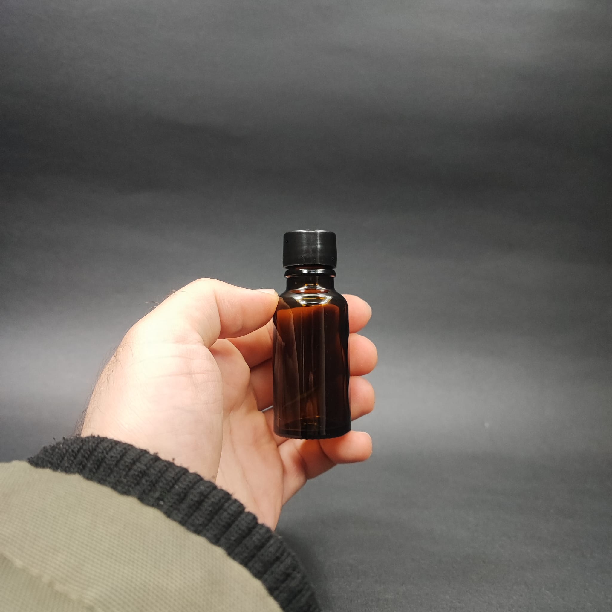 20 CC AMBER CAM ŞİŞE + KENDİNDEN CONTALI SIZDIRMAZ SİYAH KAPAK - 20 ML KAPAKLI KAHVERENGİ CAM ŞİŞE