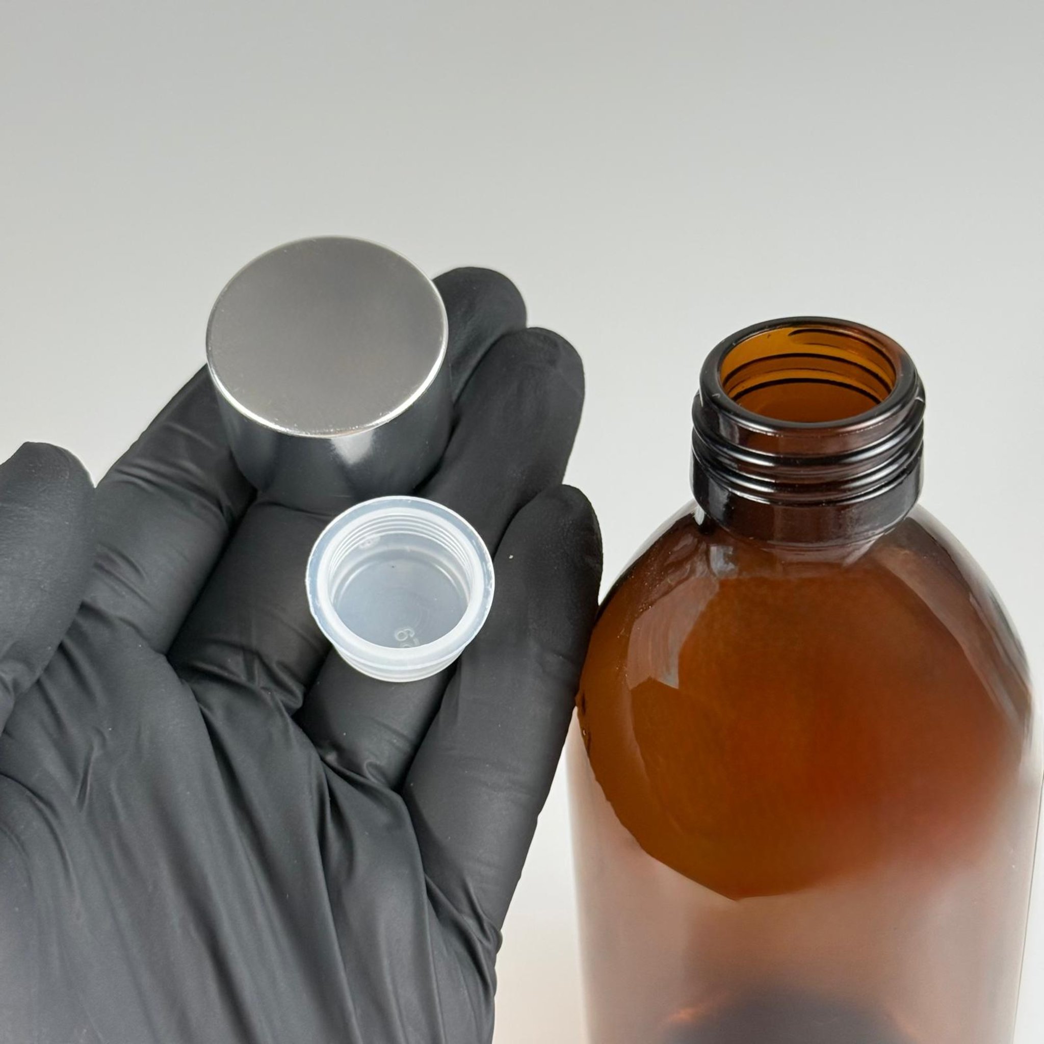 250 CC AMBER CAM ŞİŞE + ALÜMİNYUM KAPLAMALI GÜMÜŞ KAPAKLI + KÖR TIPALI TAKIM - 250 ML KAHVERENGİ CAM ŞİŞE