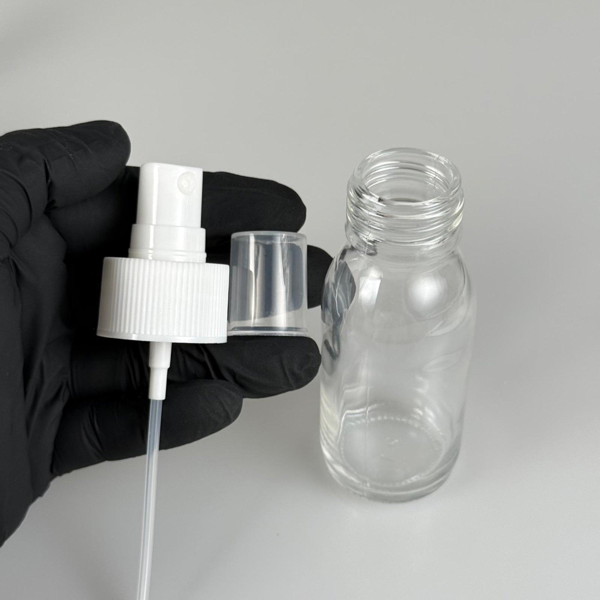 60 CC GENİŞ AĞIZLI ŞEFFAF CAM ŞİŞE BEYAZ SPREYLİ TAKIM - 60 ML ŞEFFAF ŞURUP ECZA ŞİŞESİ - MİKROPLARDAN KORUNMASI İÇİN İLAÇLANMIŞTIR, SUYA TUTUNCA ŞEFFAF RENGİ ALIR