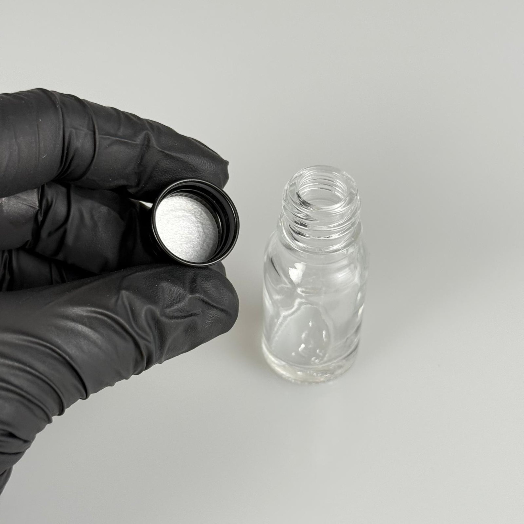 10 CC ŞEFFAF CAM ŞİŞE + KÖPÜK CONTALI SİYAH ALÜMİNYUM METAL KAPAKLI TAKIM - 10 ML ŞEFFAF CAM ŞİŞE