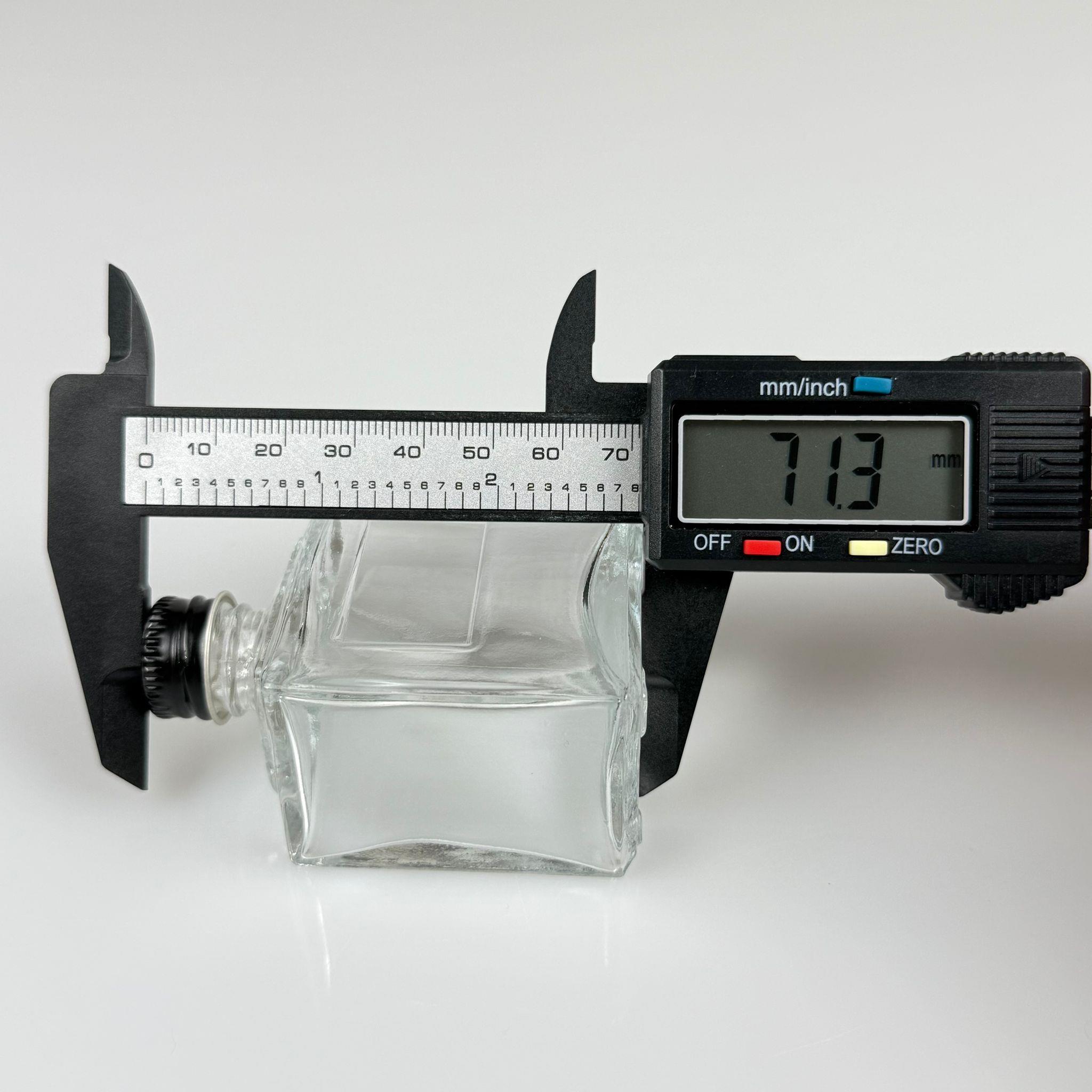 50 CC KÖŞELİ PRİZMA CAM ŞİŞE - SİYAH METAL KAPAKLI - 50 ML PRESTİJLİ ŞİŞE