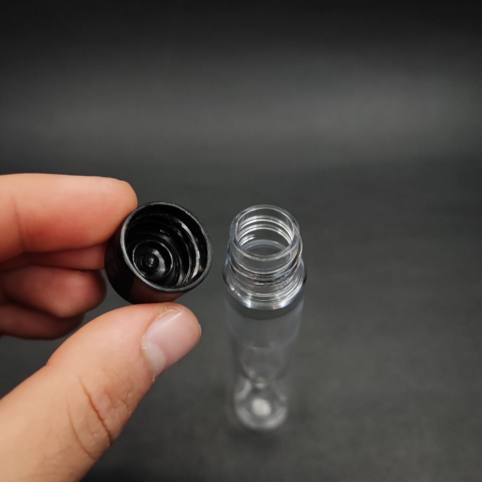 30 CC ŞEFFAF PLASTİK UZUN ŞİŞE + KENDİNDEN CONTALI SIZDIRMAZ SİYAH KAPAK - 30 ML KAPAKLI PET ŞİŞE