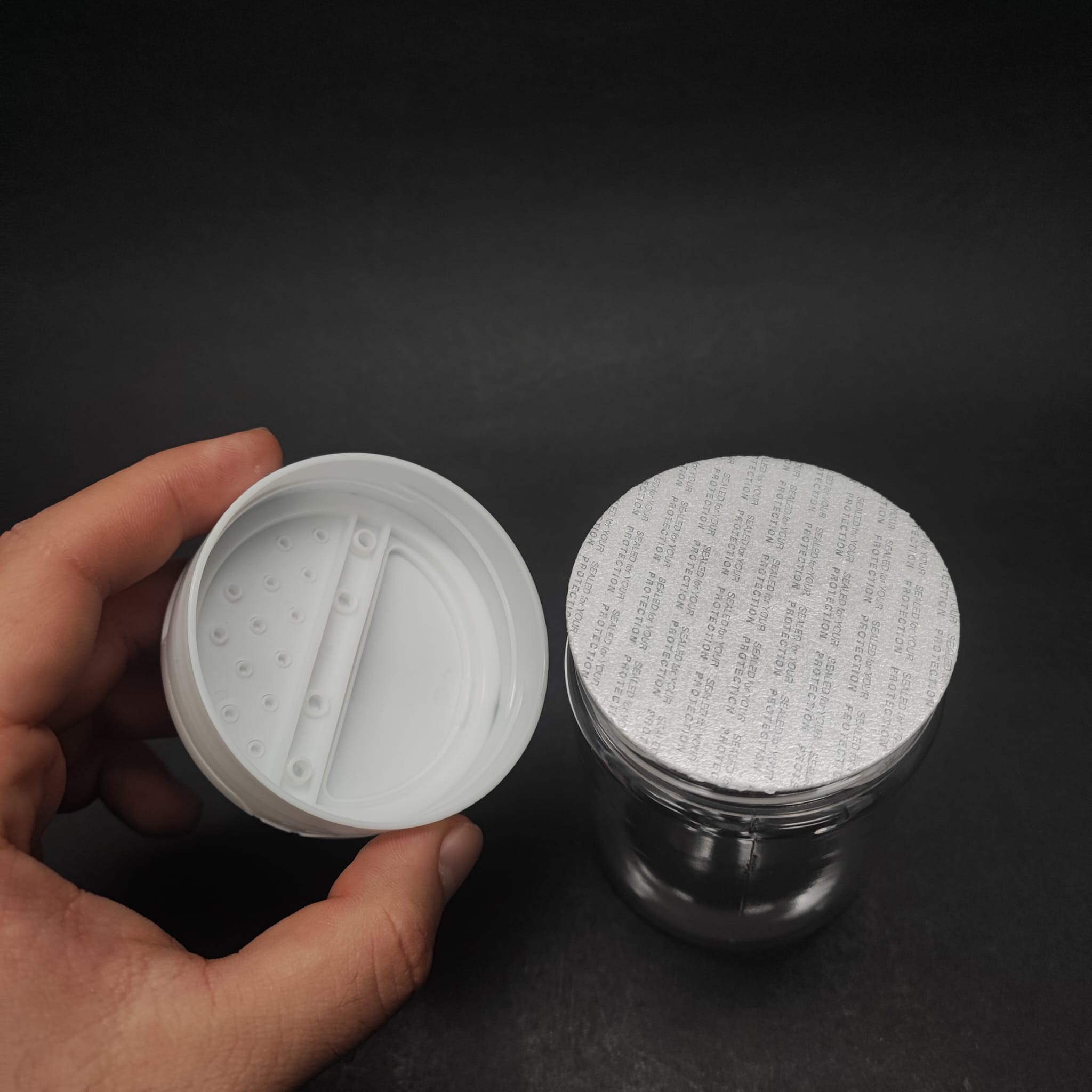 250 CC PET BAHARAT KAVANOZU - BEYAZ FLİPTOP BAHARAT KAPAKLI + SIZDIRMAZ KENDİNDEN YAPIŞKANLI KÖPÜK CONTALI - toz kavanozu , baharat ambalajı , boş pudra şişesi . tuzluk , baharat düzenleyici set için kavanoz