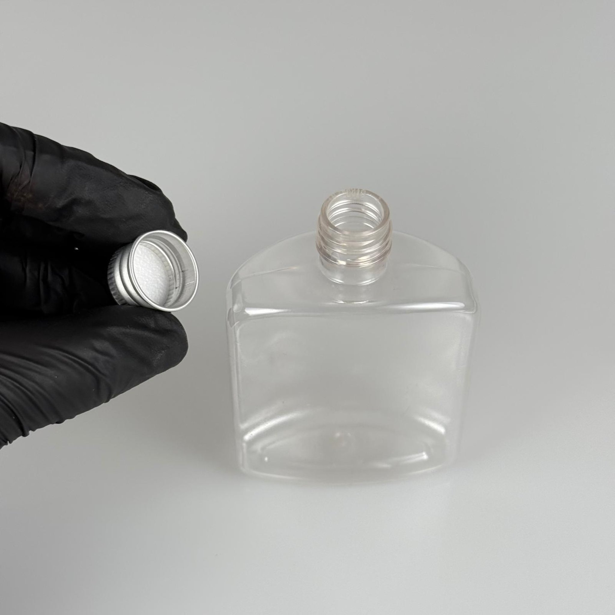 100 CC ŞEFFAF YASSI PLASTİK PET ŞİŞE + KÖPÜK CONTALI GÜMÜŞ ALÜMİNYUM METAL KAPAKLI TAKIM - 100 ML YASSI PET ŞİŞE