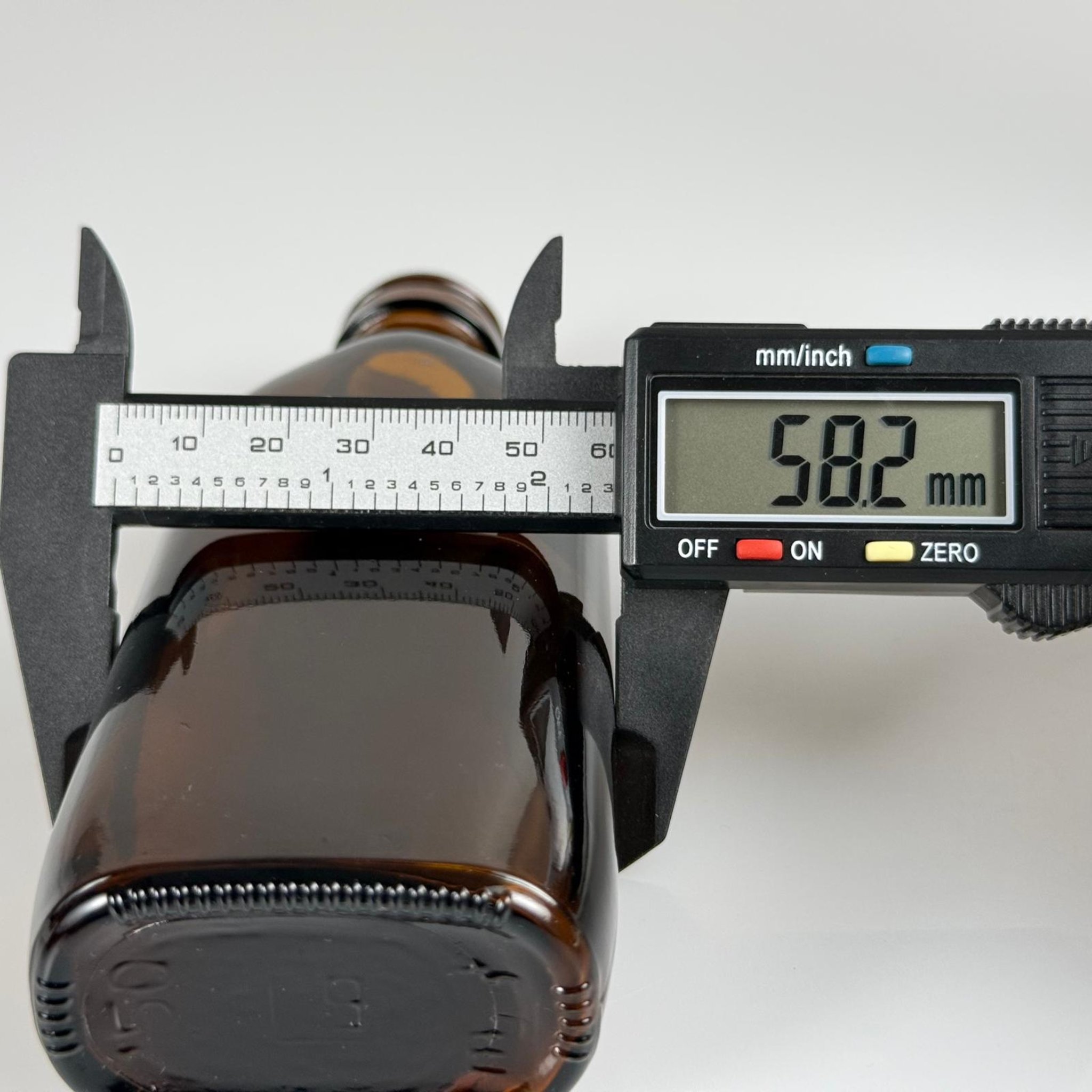 150 CC YASSI AMBER CAM ŞİŞE - ALÜMİNYUM KAPLAMALI GÜMÜŞ KAPAKLI TAKIM - 150 ML KAHVERENGİ CAM ŞİŞE