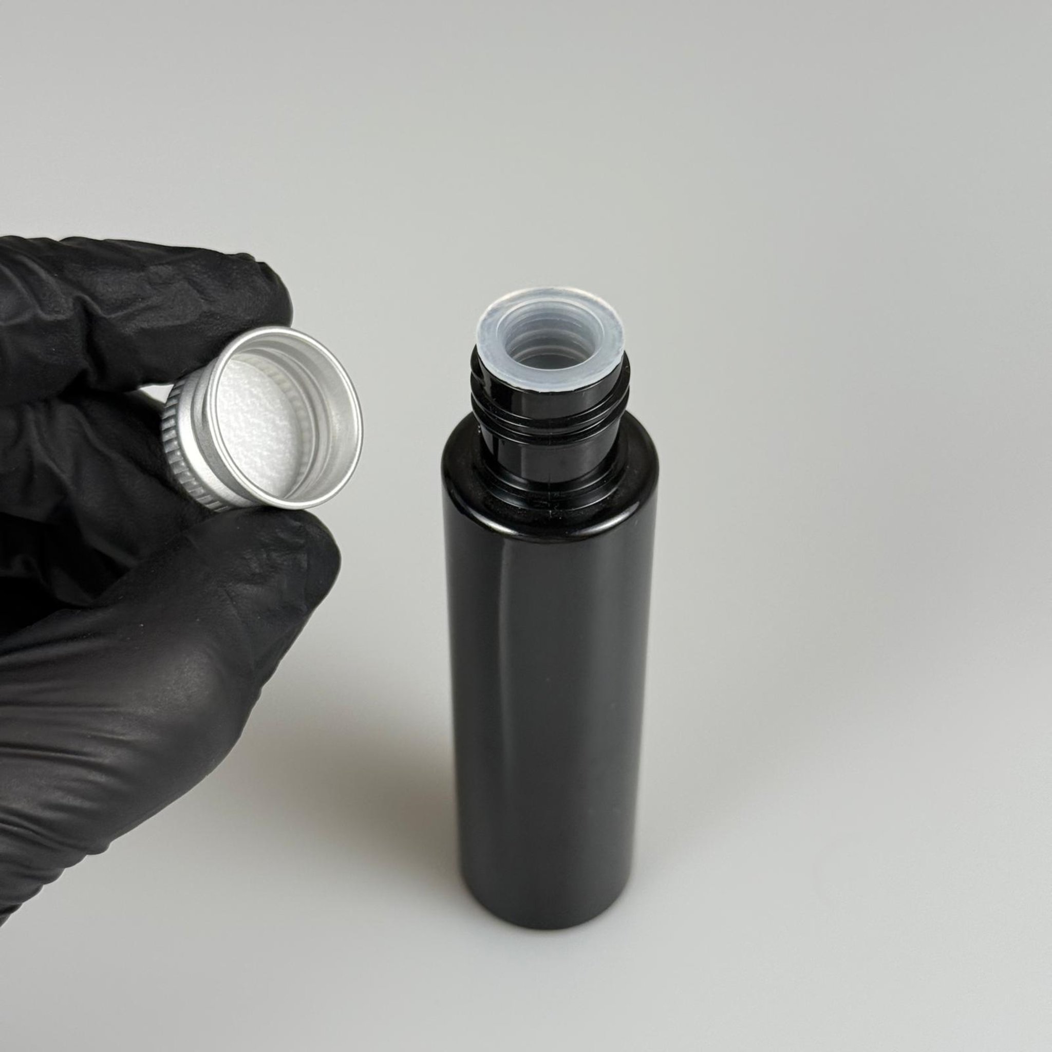 35 CC PET ŞİŞE - KÖPÜK CONTALI GÜMÜŞ ALÜMİNYUM METAL KAPAKLI + KÖR TIPALI TAKIM - 35 ML SİYAH PET ŞİŞE