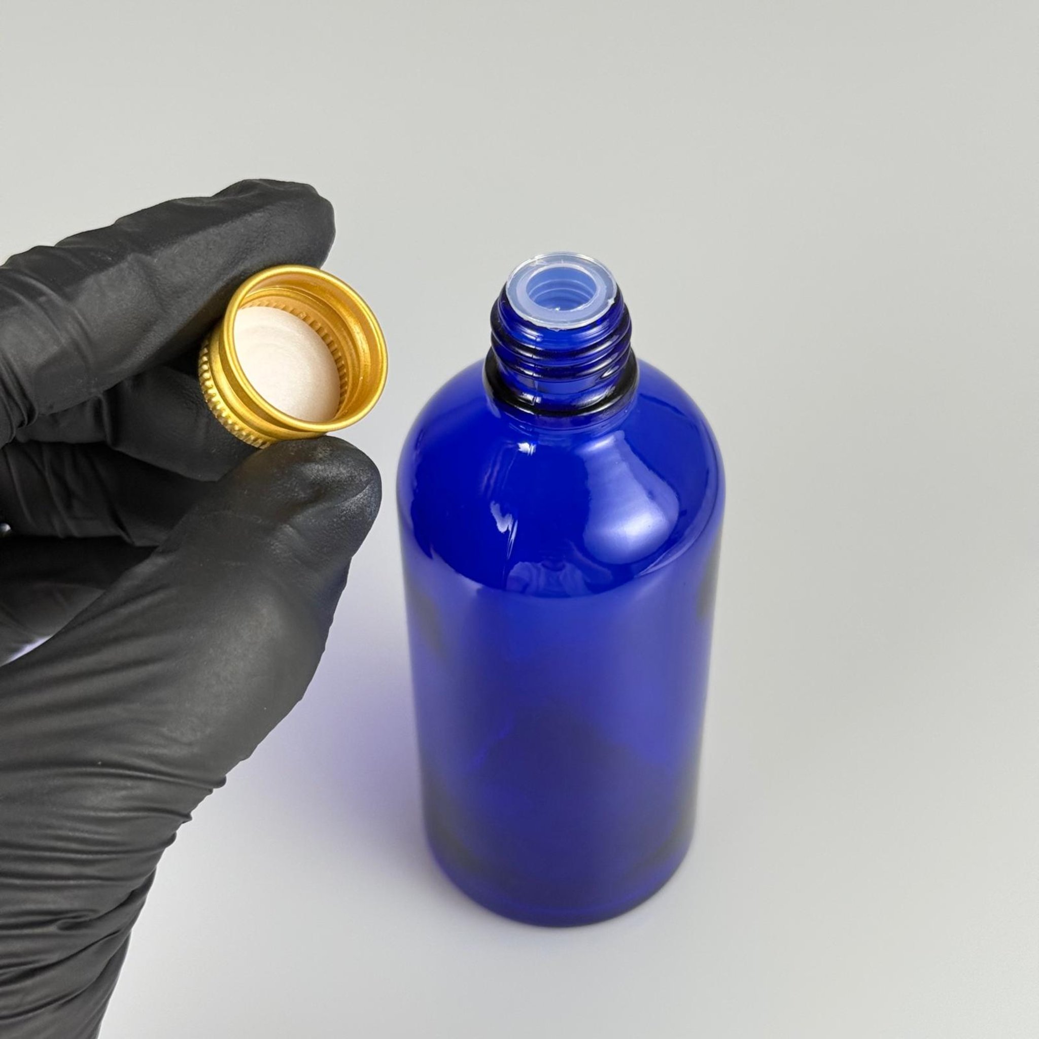 100 CC MAVİ CAM ŞİŞE + KÖPÜK CONTALI GOLD ALÜMİNYUM METAL + KÖR TIPALI KAPAKLI TAKIM - 100 ML MAVİ CAM ŞİŞE