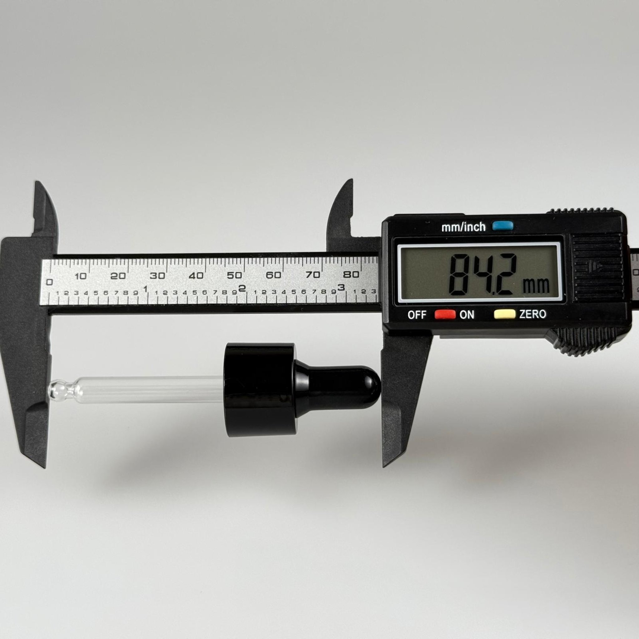 20 MM CAM DAMLALIKLI TAKIM - SİYAH EMZİK + SİYAH DELİKLİ PLASTİK KAPAK + 65 MM CAM PİPET - 30 CC OMUZLU SERUM ŞİŞESİ İÇİN
