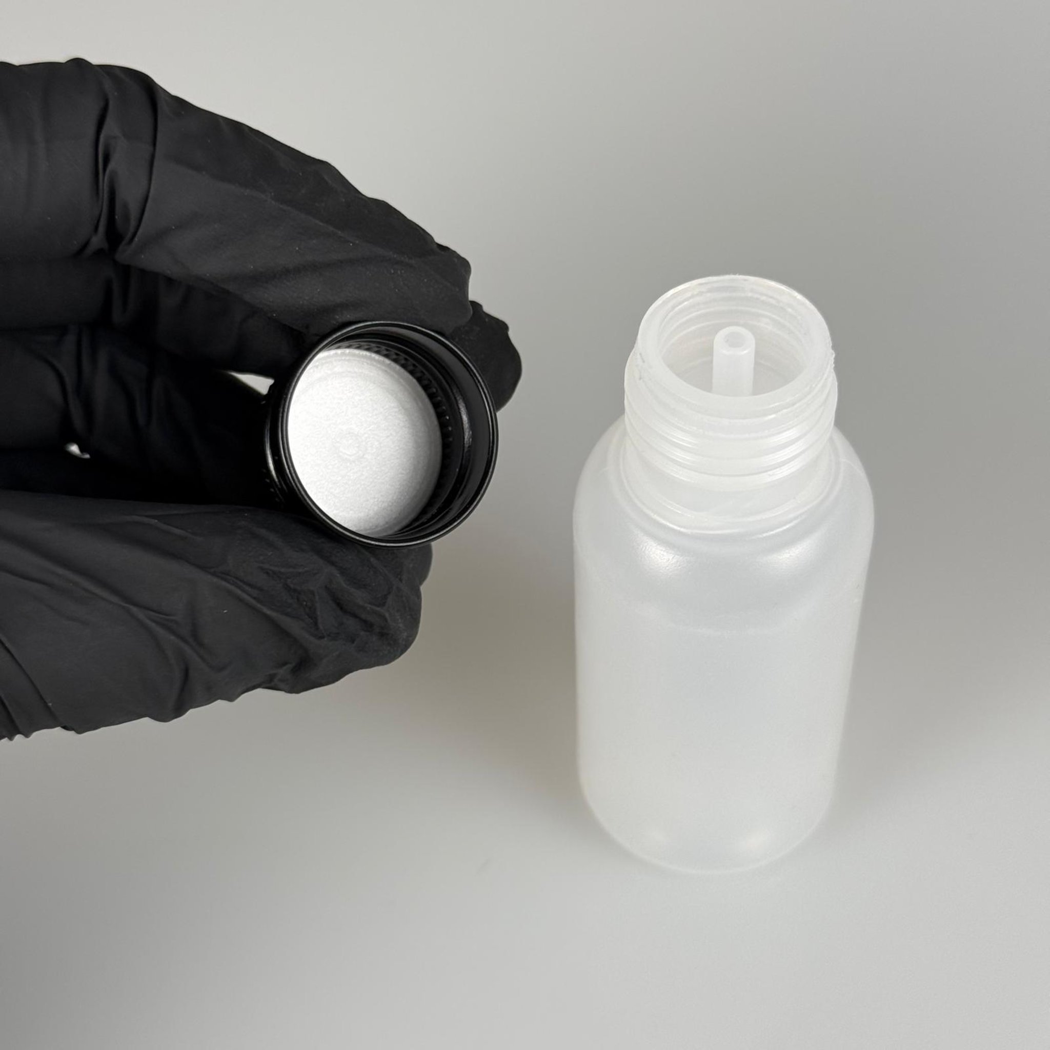 50 ML SIKILABİLİR YUMUŞAK POLİETİLEN PE PLASTİK ASETON ŞİŞESİ ( 24 AĞIZ ) + KÖPÜK CONTALI SİYAH METAL ALÜMİNYUM KAPAK + KOLONYA TIPALI TAKIM - 50 cc sos, yağ, kartuş, mürekkep vb için boş şişeler
