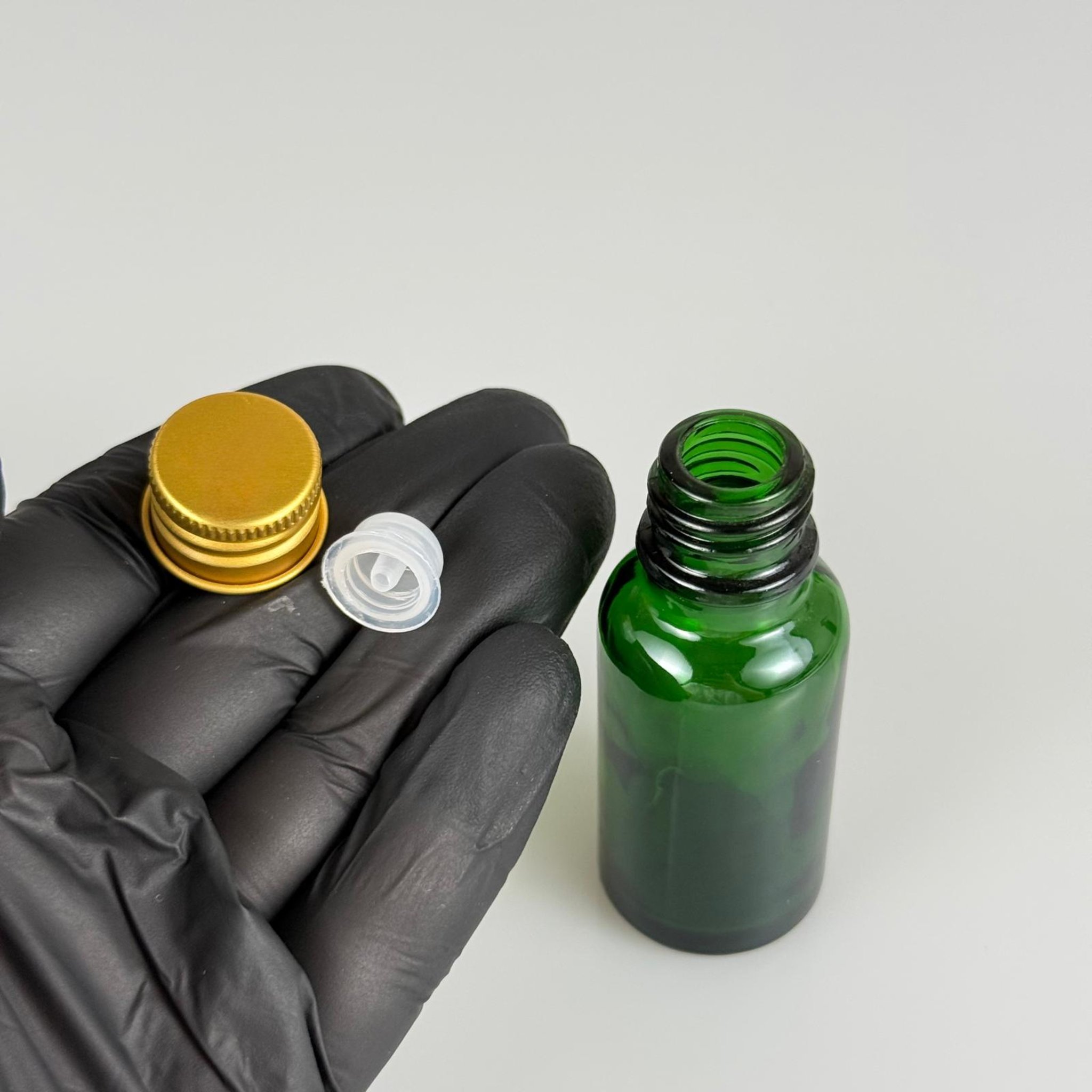 20 CC YEŞİL CAM ŞİŞE + KÖPÜK CONTALI GOLD ALÜMİNYUM METAL KAPAKLI + KOLONYA TIPALI TAKIM - 20 ML YEŞİL CAM ŞİŞE