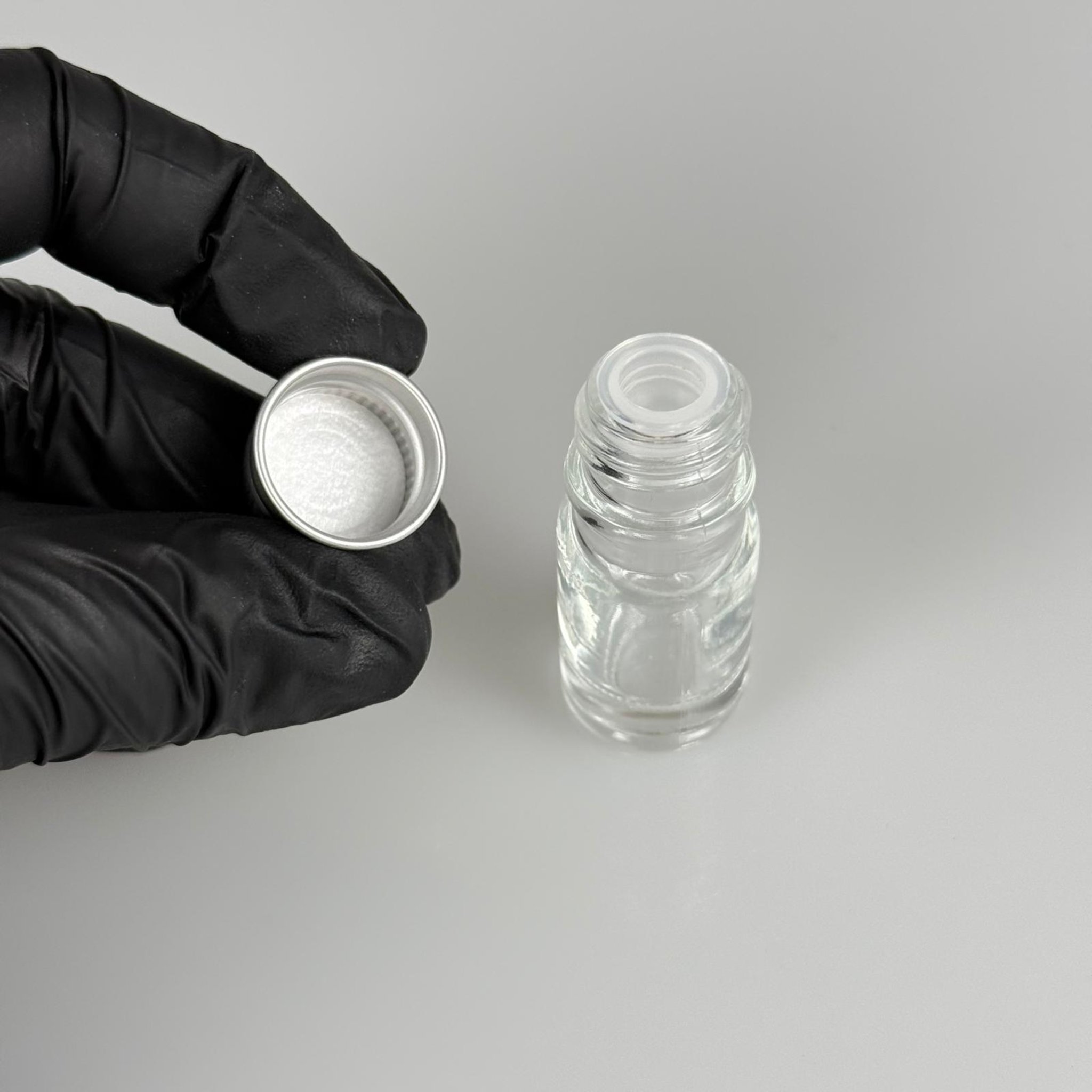 5 CC ŞEFFAF CAM ŞİŞE + KÖPÜK CONTALI GÜMÜŞ ALÜMİNYUM METAL KAPAKLI + KÖR TIPALI TAKIM - 5 ML YEŞİL CAM ŞİŞE
