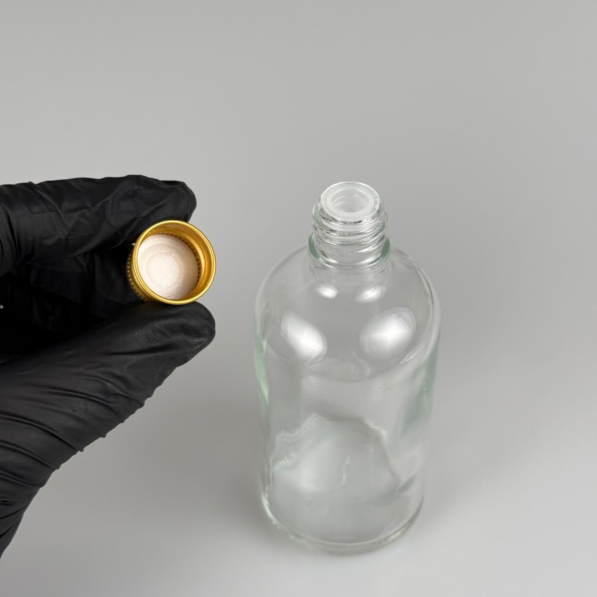 100 CC ŞEFFAF CAM ŞİŞE + KÖPÜK CONTALI GOLD ALÜMİNYUM METAL KAPAKLI + KÖR TIPALI TAKIM - 100 ML ŞEFFAF CAM ŞİŞE
