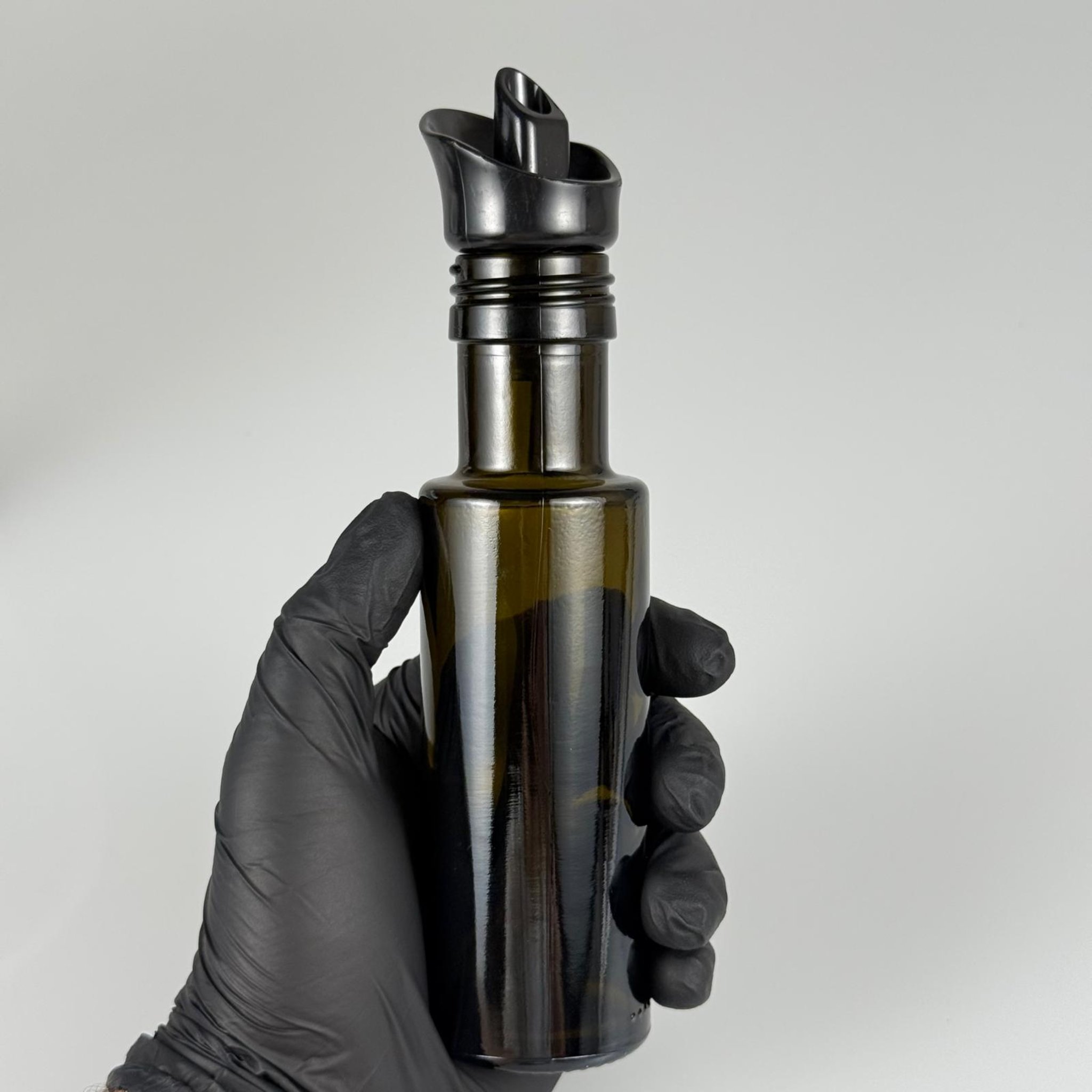 100 CC DORİKA CAM ŞİŞE KOYU YEŞİL (31 MM AĞIZ) - AKITICI SİYAH YAĞDANLIK TIPALI - 100 ML SİLİNDİR DORİCA YAĞ VE SOS ŞİŞELERİ