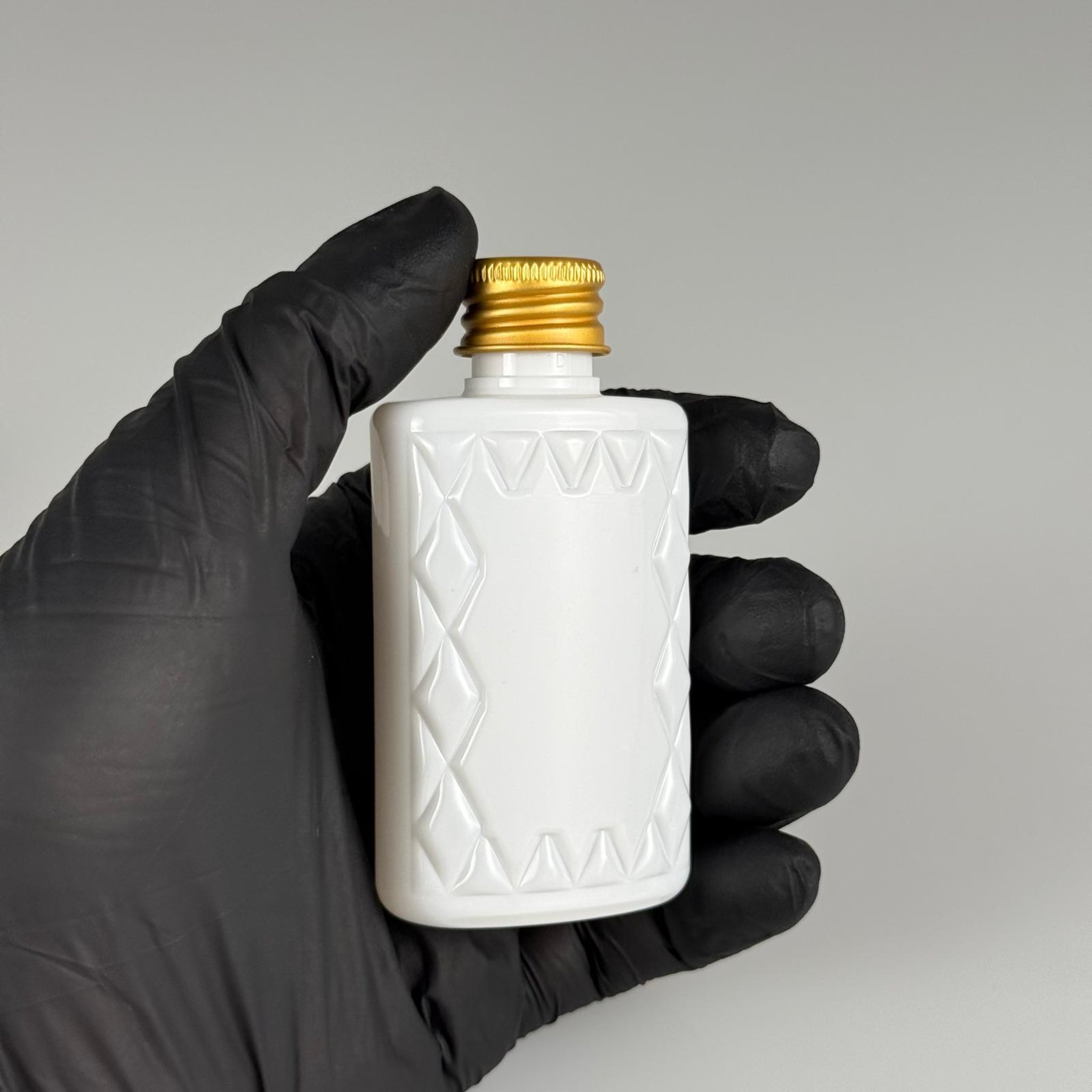 50 CC KÖŞELİ BEYAZ PET ŞİŞE + KÖPÜK CONTALI GOLD ALÜMİNYUM METAL KAPAKLI TAKIM - 50 ML PET ŞİŞE
