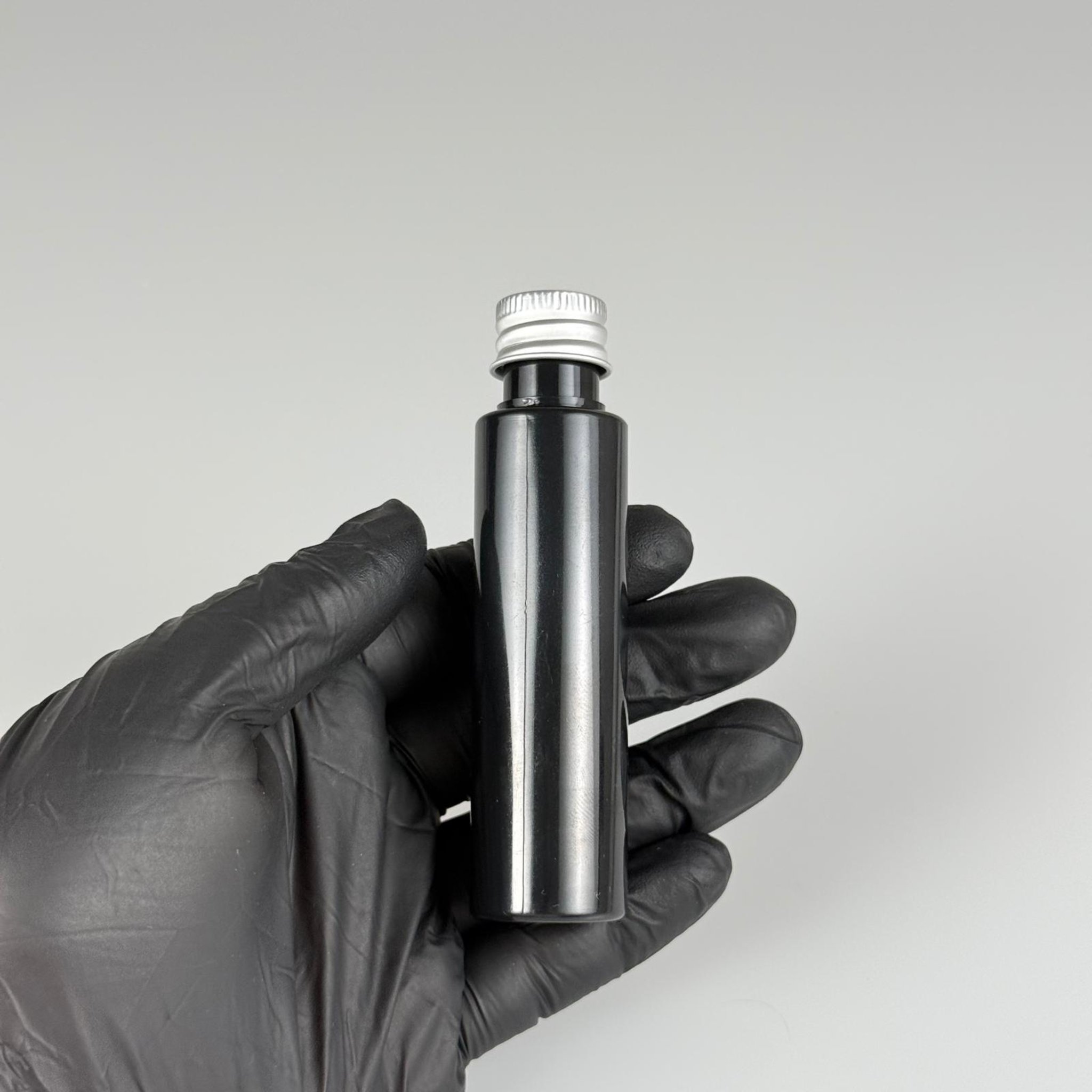 35 CC PET ŞİŞE - KÖPÜK CONTALI GÜMÜŞ ALÜMİNYUM METAL KAPAKLI + DAMLALIKLI KOLONYA TIPALI TAKIM - 35 ML SİYAH PET ŞİŞE
