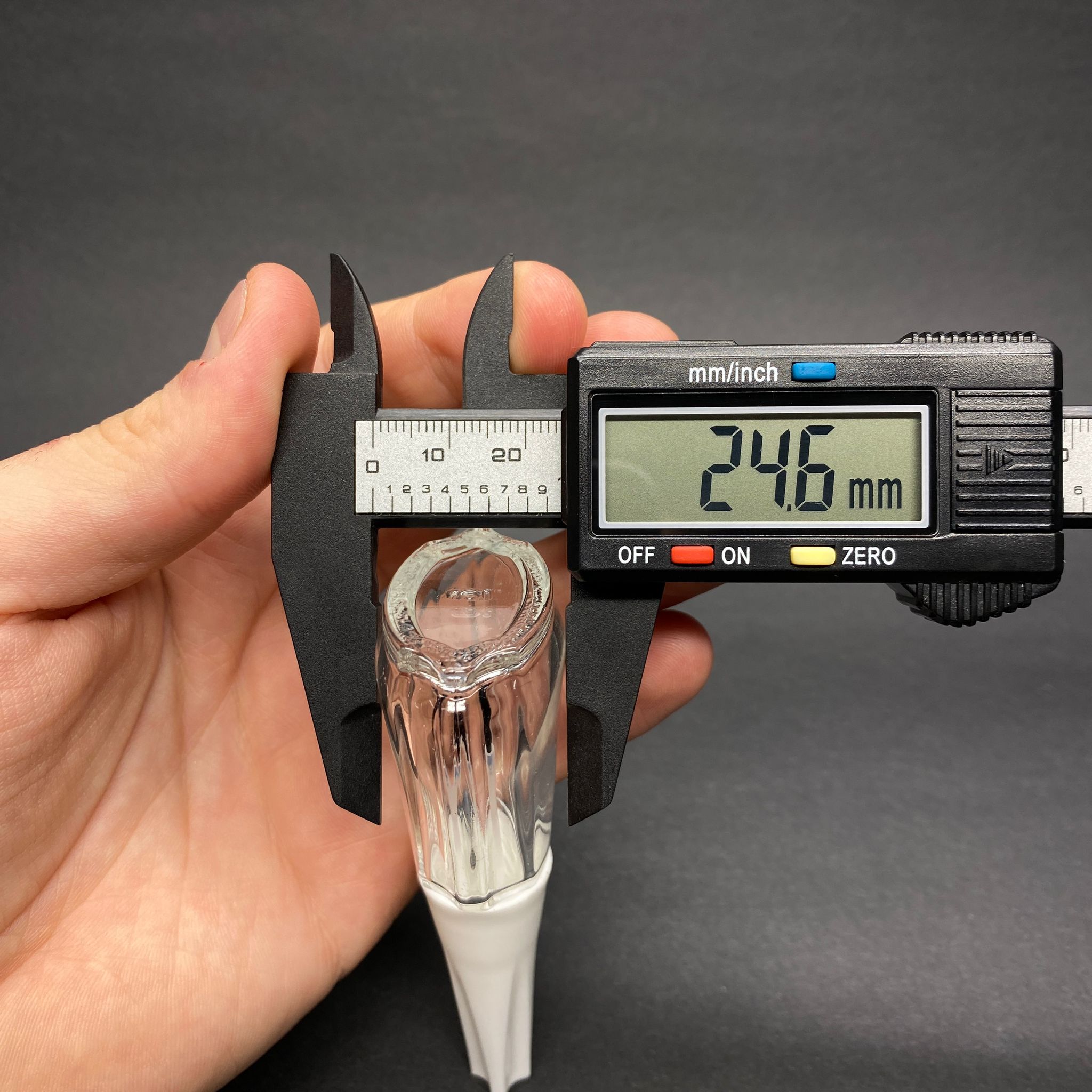 15 CC FIRÇALI YASSI YANDAN ÇIKINTILI CAM ŞİŞE - ŞEFFAF - 15 ML KAPAKLI FIRÇALI CAM ŞİŞE - CAM OJE ŞİŞESİ FIRÇALI BEYAZ KAPAKLI TAKIM - BOŞ OJE ŞİŞESİ, FIRÇALI ŞİŞE, OTOMOTİV VE MOBİLYA İÇİN RÖTÜŞ BOYA ŞİŞESİ VB. ÇOK AMAÇLI FIRÇALI ŞİŞE