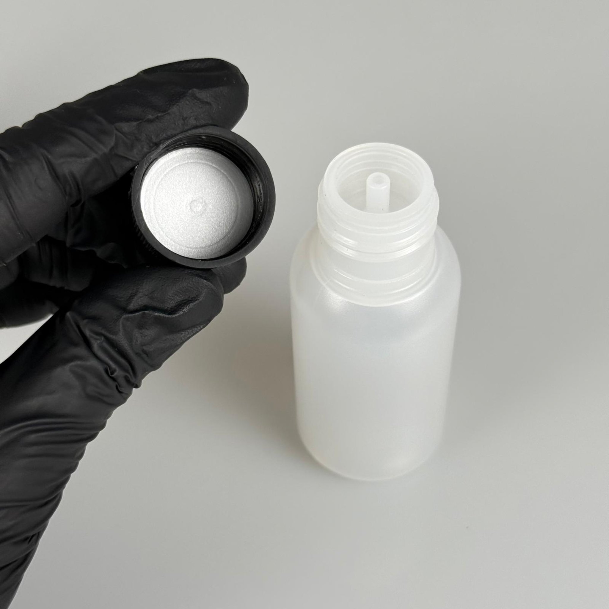 50 ML SIKILABİLİR YUMUŞAK POLİETİLEN PE PLASTİK ŞİŞE - CONTALI SİYAH KAPAKLI + KOLONYA TIPALI - 50 cc sos, yağ, kartuş, mürekkep vb için boş şişeler