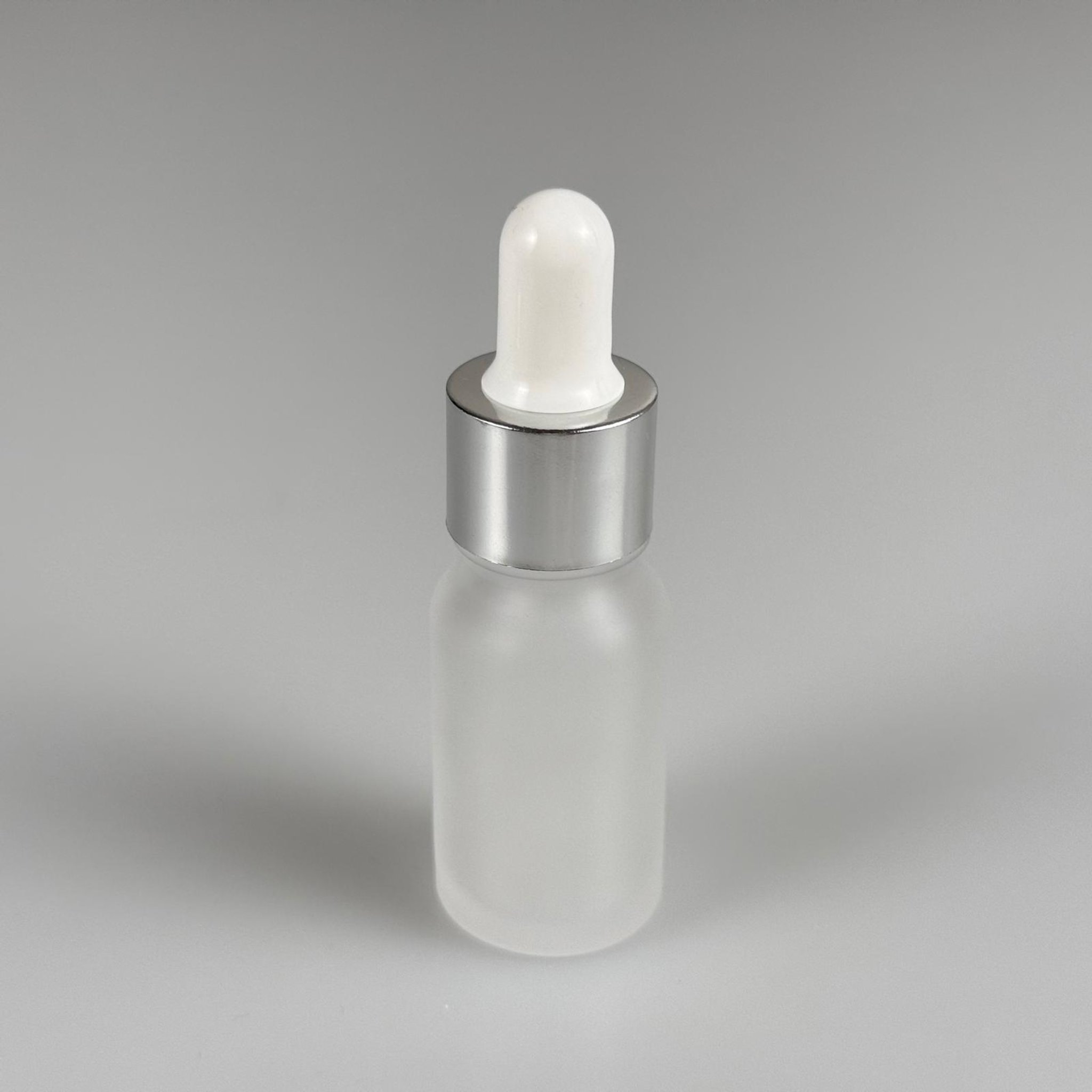 10 CC BUZLU CAM DAMLALIKLI ŞİŞE + BEYAZ EMZİK + GÜMÜŞ METAL KAPAK + CAM PİPET TAKIM  - 10 ML BUZLAMA CAM ŞİŞE