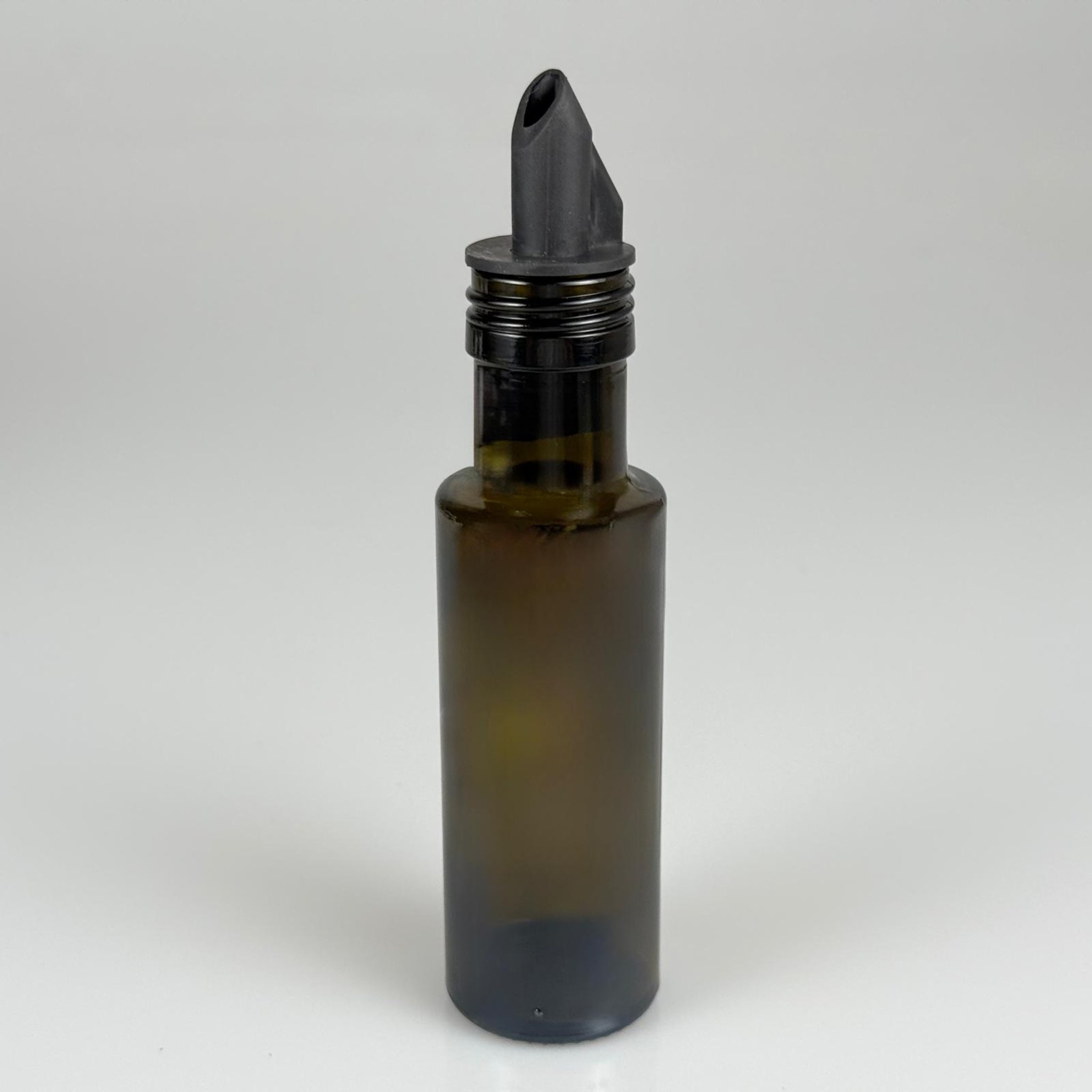 100 CC DORİKA CAM ŞİŞE KOYU YEŞİL (31 MM AĞIZ) - AKITICI SİYAH KAUÇUK YAĞDANLIK TIPALI - 100 ML SİLİNDİR DORİCA YAĞ VE SOS ŞİŞELERİ