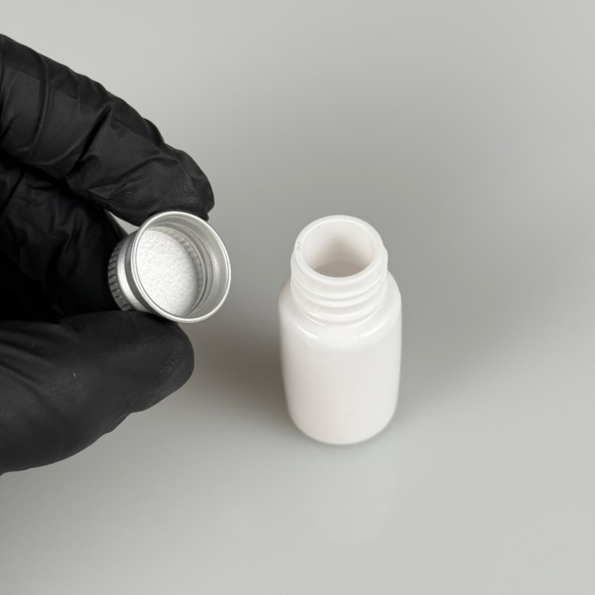 10 CC BEYAZ PET SHOT ŞİŞE - KÖPÜK CONTALI GÜMÜŞ ALÜMİNYUM METAL KAPAKLI TAKIM - 10 ML PLASTİK ŞİŞE