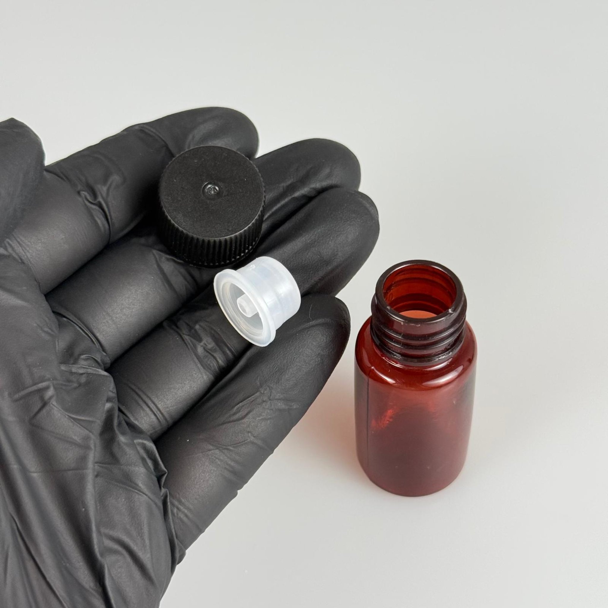 10 CC İÇTEN DAMLALIKLI PLASTİK ŞİŞE -  10 ML AMBER PET ŞİŞE + CONTALI SİYAH KAPAK + KOLONYA TIPALI (DELEREK KULLANILIR) TAKIM