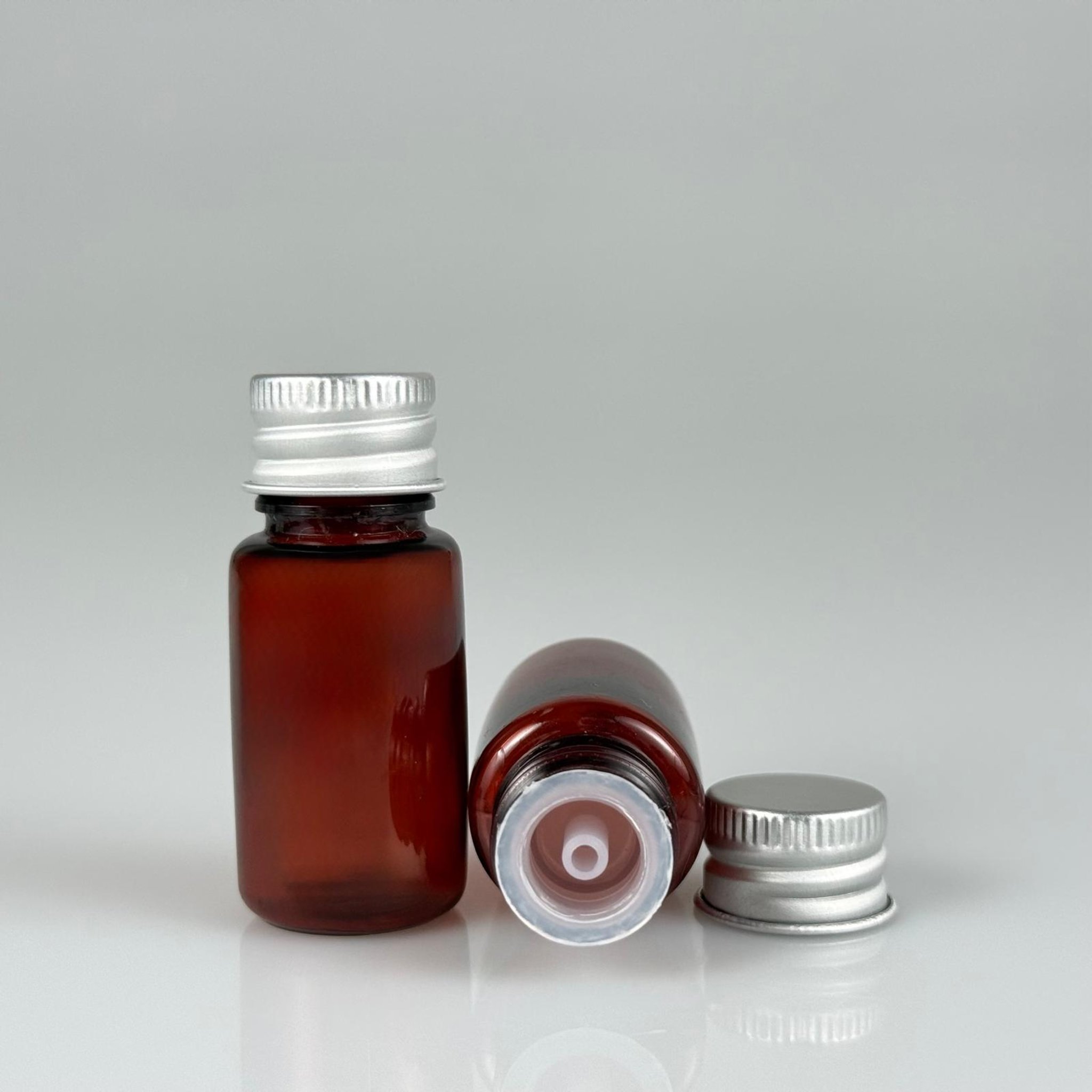 10 CC AMBER PET SHOT ŞİŞE - KÖPÜK CONTALI GÜMÜŞ ALÜMİNYUM METAL KAPAKLI + DAMLALIKLI KOLONYA TIPALI TAKIM - 10 ML KAHVERENGİ PLASTİK ŞİŞE