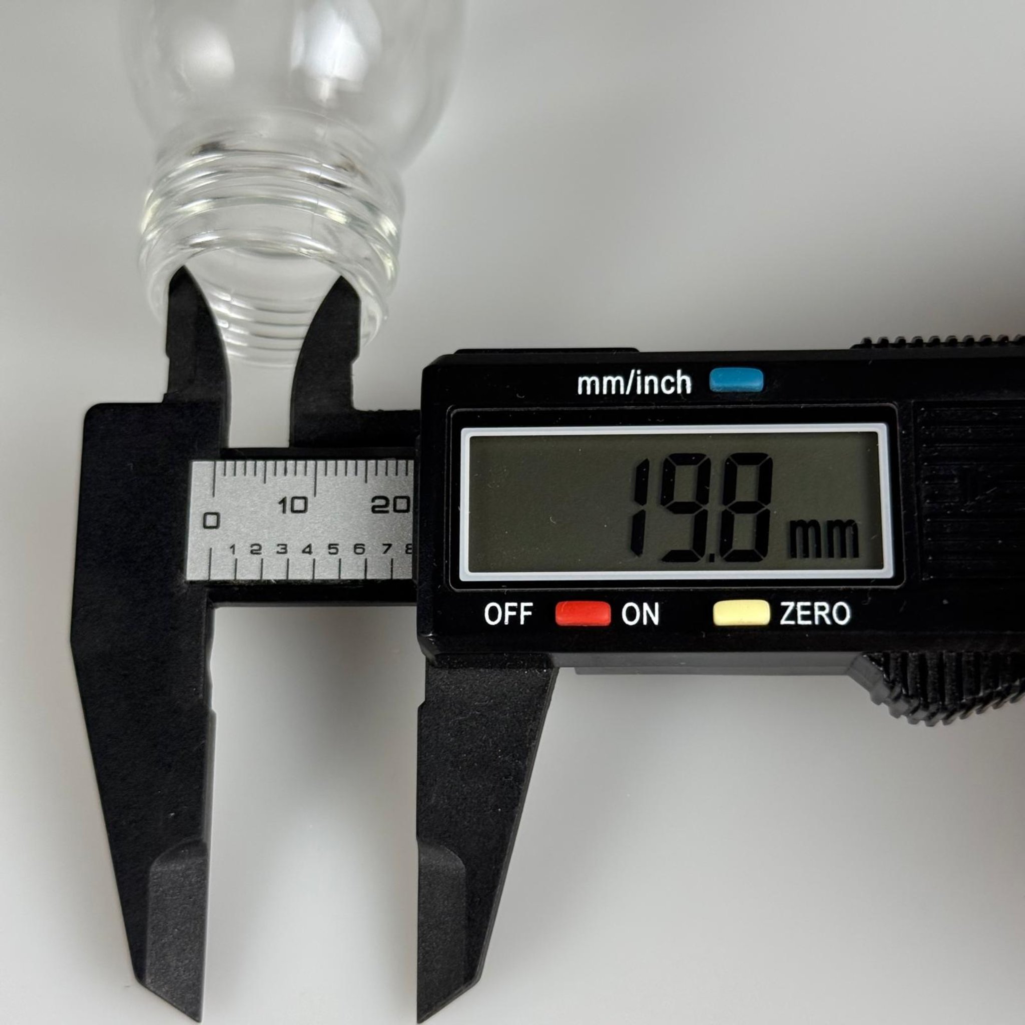 60 CC GENİŞ AĞIZLI ŞEFFAF CAM ŞİŞE KAPAKSIZ (28 AĞIZ) - 60 ML ŞEFFAF ŞURUP ECZA ŞİŞESİ - MİKROPLARDAN KORUNMASI İÇİN İLAÇLANMIŞTIR, SUYA TUTUNCA ŞEFFAF RENGİ ALIR