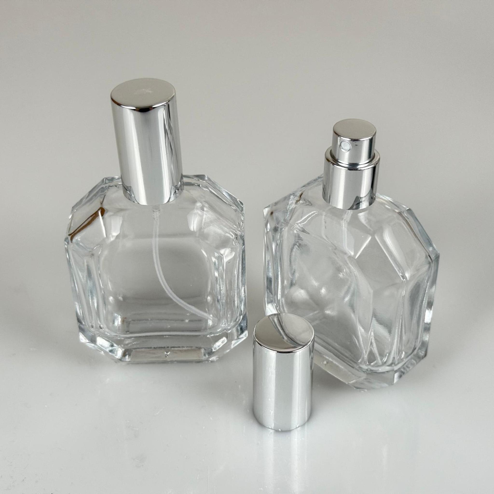 50 ML KAZABLANKA MODEL KÖŞELİ PARFÜM ŞİŞESİ - GÜMÜŞ METALE METAL SPREYLİ SET (AĞIZ 13 MM VİDALI) TEKRAR DOLDURULABİLİR