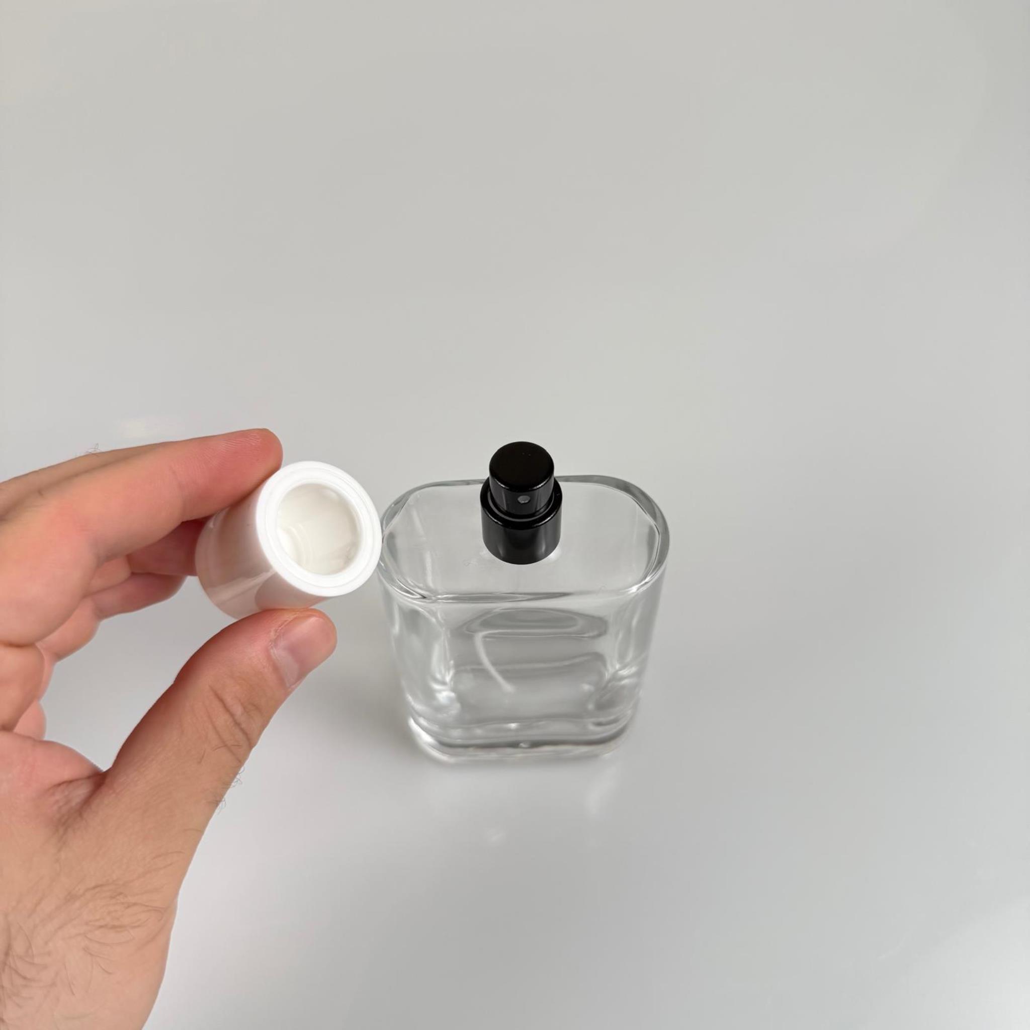 100 ML YASSI MODEL CEO PARFÜM ŞİŞESİ - SİYAH METAL SPREYLİ + BEYAZ KAPAKLI (AĞIZ 15 MM GEÇME KOLAY KAPAMA)