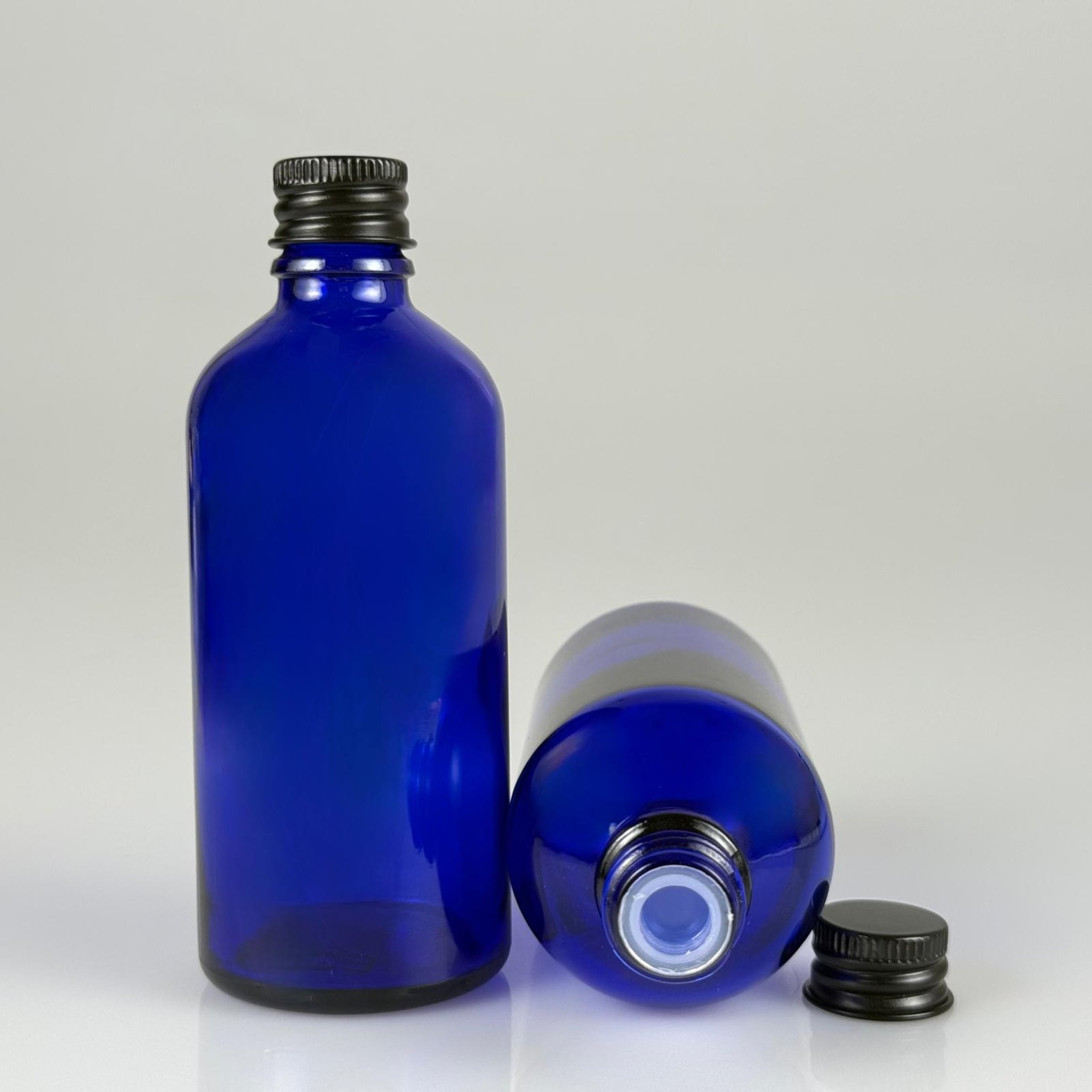 100 CC MAVİ CAM ŞİŞE + KÖPÜK CONTALI SİYAH ALÜMİNYUM METAL + KÖR TIPALI KAPAKLI TAKIM - 100 ML MAVİ CAM ŞİŞE